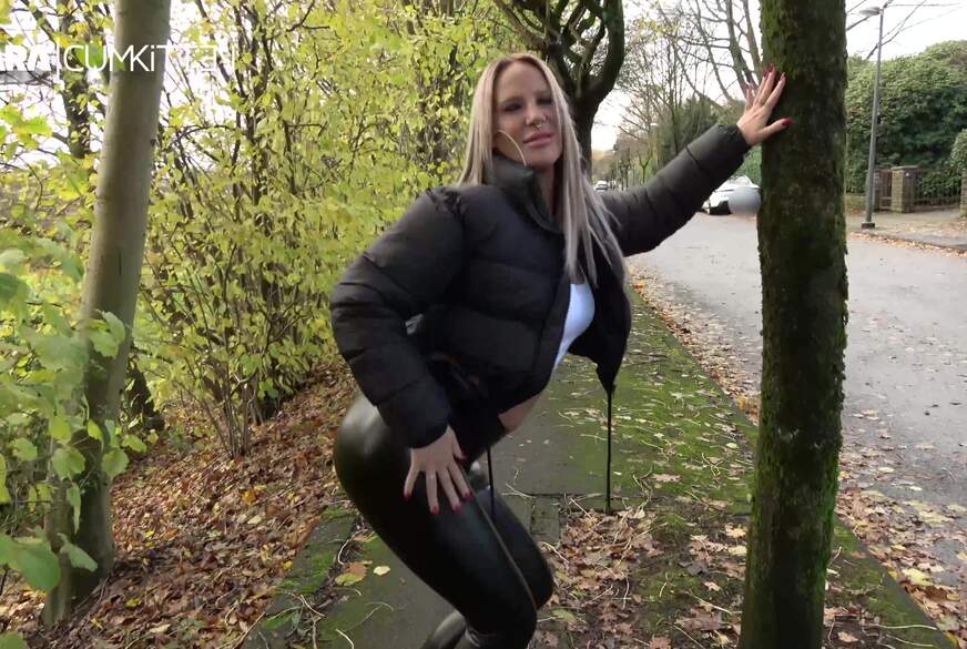 XXL LEGGINGS WALK - S****z auf meinen prallen BUBBLE B**t von Lara-CumKitten pic2