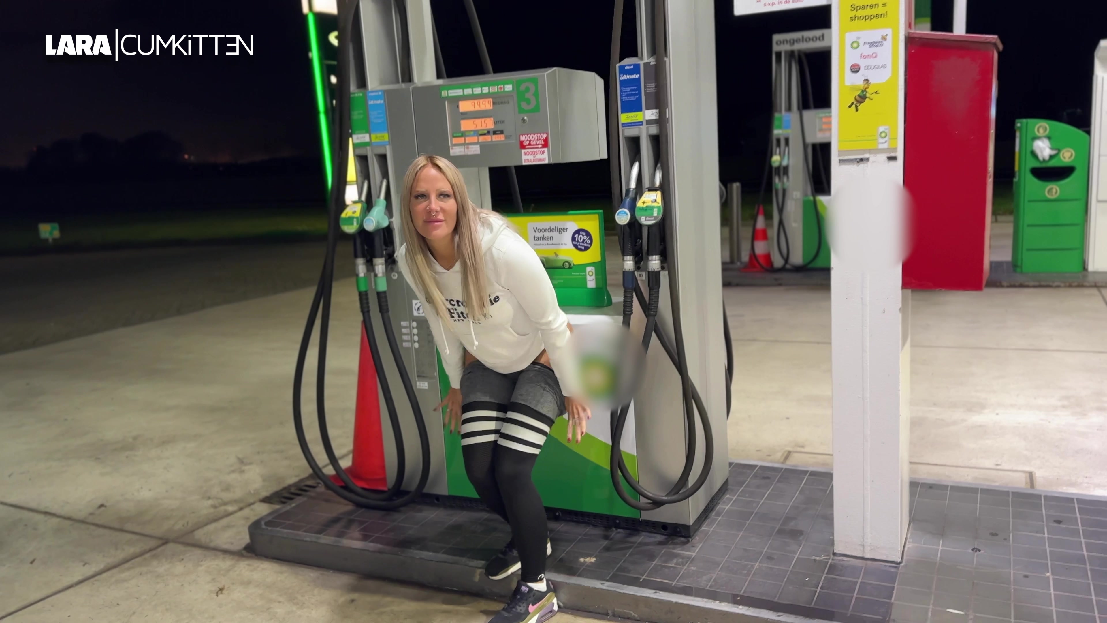 Ich habe gerade mein Wohnmobil betankt und muss dringend pissen. Nachdem ich die Rechnung beglichen habe, hocke ich mich einfach hin und pisse mitten auf der Tankstelle. Überall Überwachungskameras, alles wird gefilmt... egal. Das gibt mir den totalen Kick. Ich strecke meinen Arsch geraus, zeige meine nackten Titten frech... Ja so bin ich eben. Hättest du mich geil geleckt, wenn du zufällig an der Tankstellen einen Stop gemacht hättest? Oder hätte ich dich komplett volltanken dürfen?