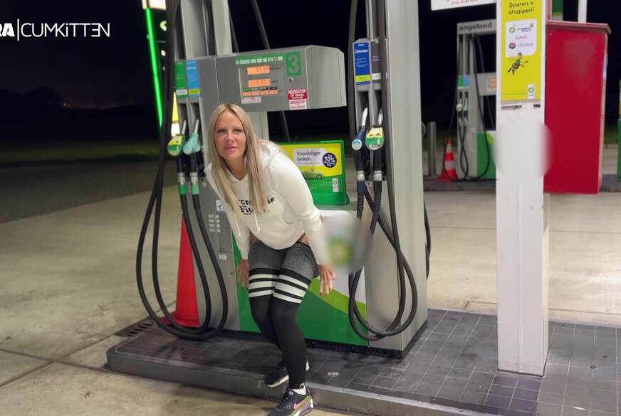 TANK und P**s - Dreister Public P**s an der Tankstelle von Lara-CumKitten