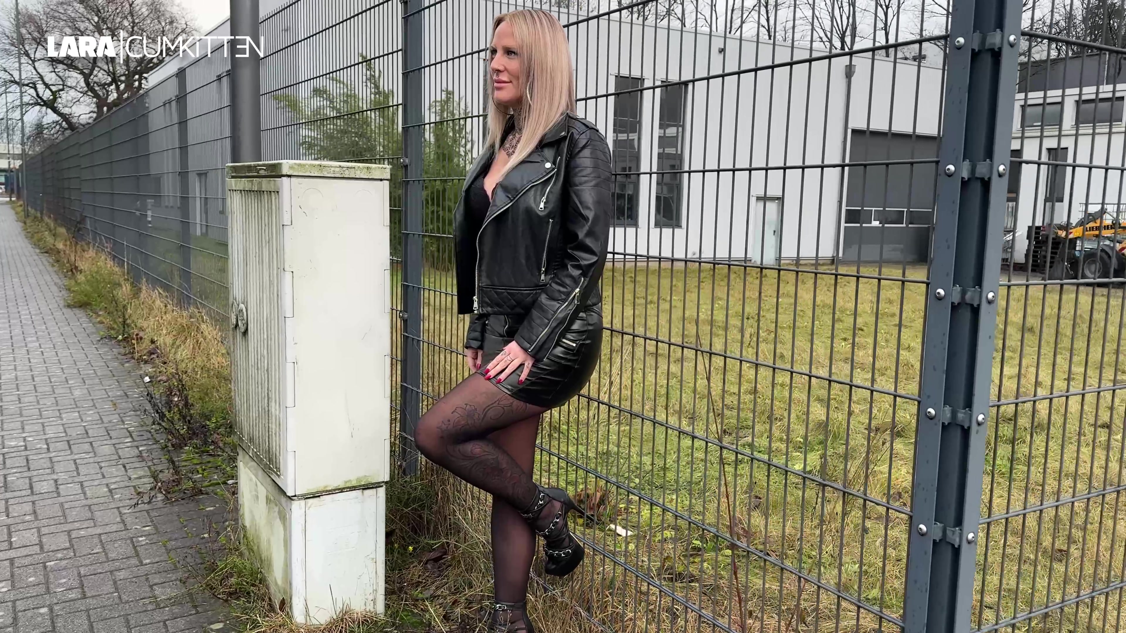 In Lederjacke, Lederminirock, schwarzer Nylonstrumpfhose und Heels stehe ich im Industriegebiet und lasse mich von einem geilen Typen abschleppen. Als wir bei ihm zu Hause sind, ist er voll auf meine Nylonstrumpfhose fixiert. Er streichelt mich, wir küssen uns und dann zieht er mir den Rock hoch und reißt einfach meine Nylon im Schritt auf um meine nasse Fotze zu lecken. Gut dass ich kein Höschen drunter trage. Danach blase ich seinen geilen harten Schwanz und er bringt mich ganz nebenbei zum squirten. Wahnsinn!!!! Er packt mich und knallt mich geil und genüsslich doggy in der aufgerissenen Nylon durch. Nach einem Fick in der Missionarsstellung reite ich ihn richtig geil ab. Er ist kurz davor abzuspritzen also bringe ich mich schnell in Position. Er spritzt mir alles geil in mein spermagieriges Fickmaul. Ich spiele mit seinem Sperma herum, ziehe Sperma-Fäden und schlucke den Rest danach schön geil runter. Wow, fandest du es auch so geil wie ich?