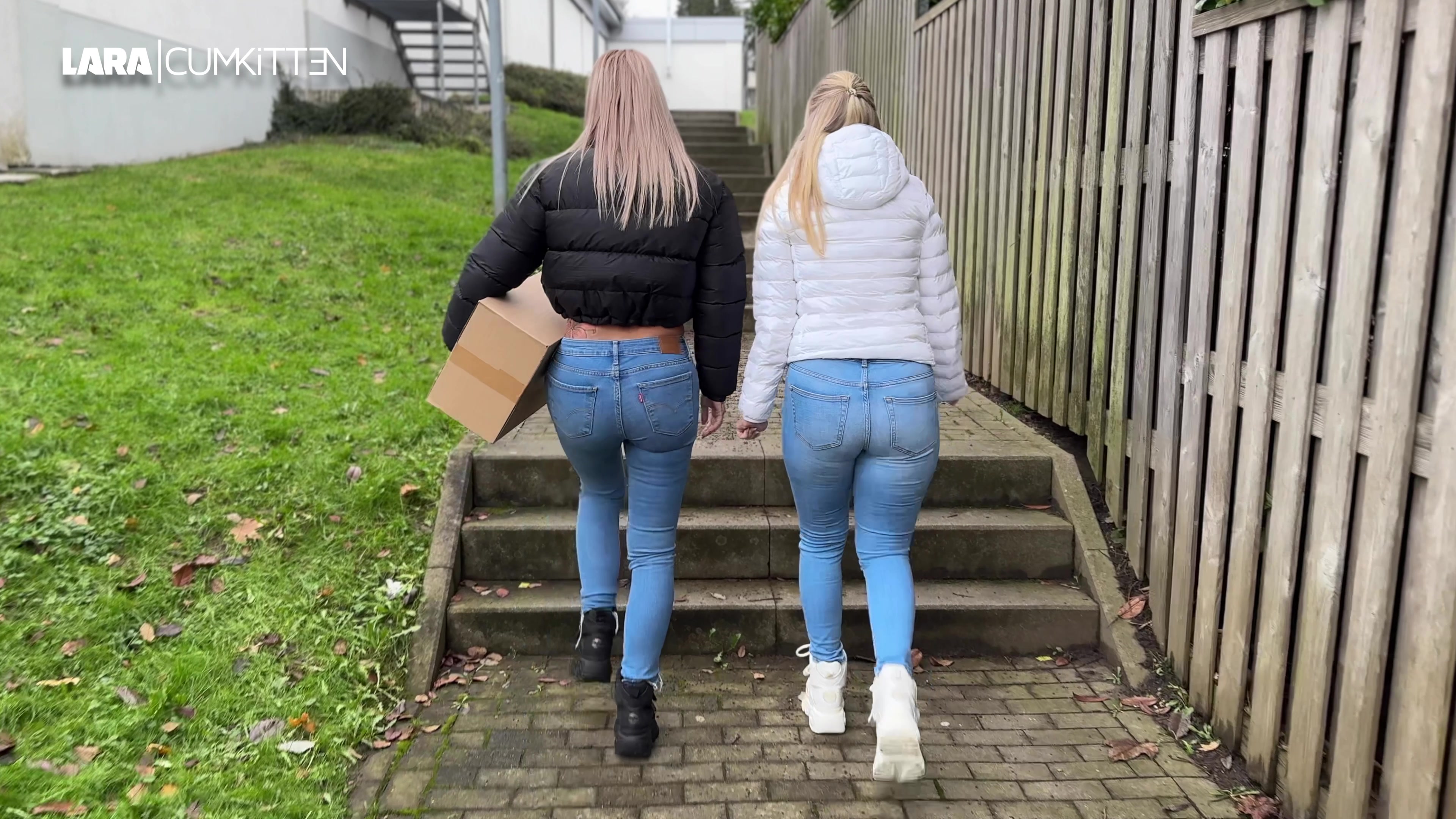 JEANS PISS GIRLS - Public eingepisst an der Paketstation Ich bin mit meiner Freundin Tara Fun unterwegs um eines meiner letzten Bestellungen aus meinem Shop in eine Paketstation einzuliefern. Wir tragen beide enge Jeans und Buff... Boots. Wir müssen beide dringend pissen und auf dem Weg dorthin wird es immer nötiger. Ich verkneife schon meine Beine um es aufzuhalten aber je näher wir dem Ziel kommen um so schlimmer wird es. Als wir an der öffentlichen Paketstation angekommen sind, können wir die Katastrophe beide nicht mehr aufhalten. Es spritzt durch die Jeans auf die Strasse und unsere Jeans sind komplett durchnässt. Es läuft sogar bis in die Schuhe, so viel ist es. Aber das Paket muss heute noch raus. Also ziehen wir das gemeinsam und vollgepisst durch. Es dauert eine halbe Ewigkeit... Fach auf, falsche Fachgröße, nochmal abscannen, Paket rein, schnell noch die Nummer im Display eingeben und dann entfernen wir uns von der Pfütze die wir davor hinterlassen haben und machen einen geilen Pisswalk. Hättest du uns gern dabei erwisch