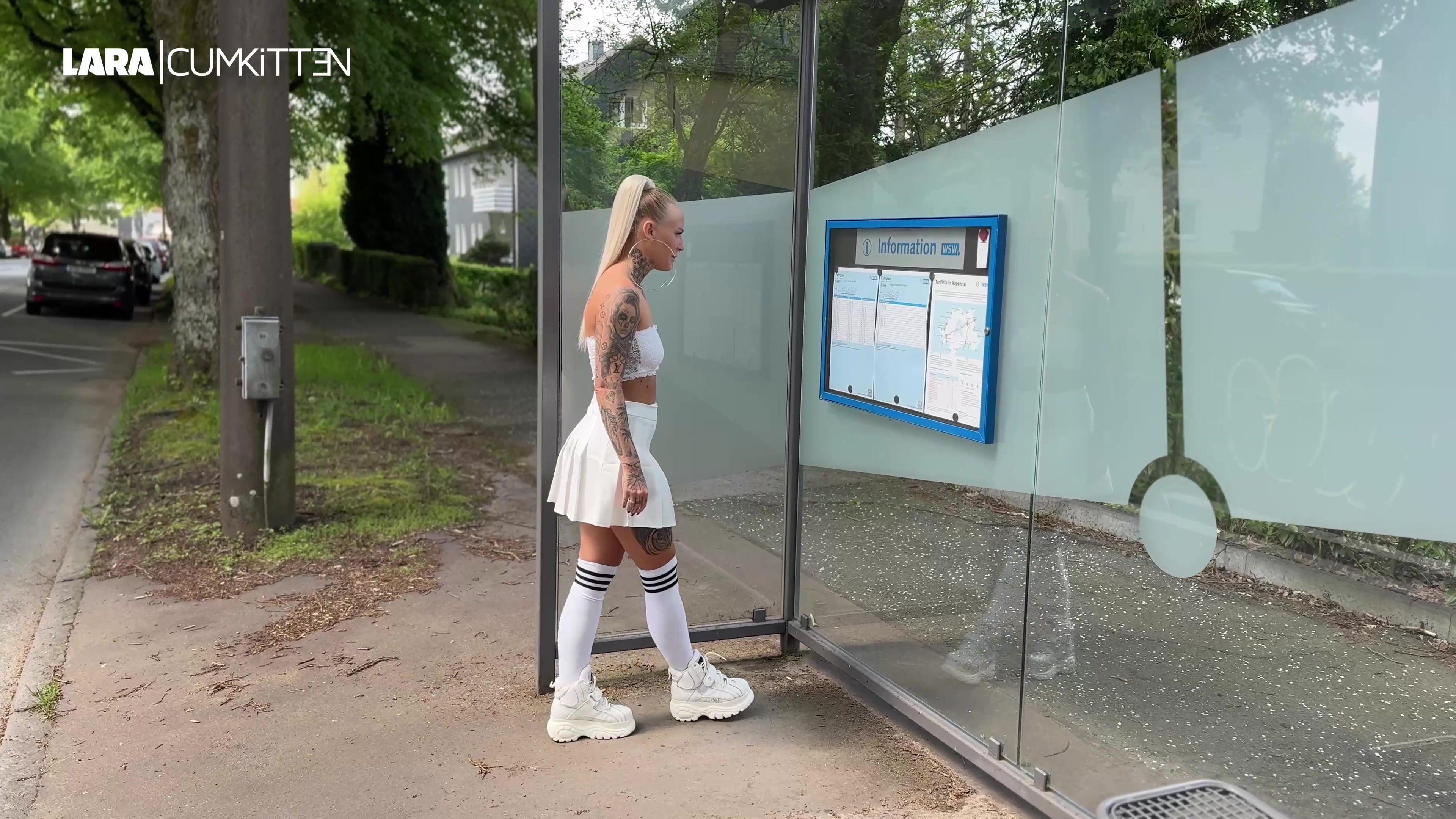 Ich sitze in einem extrem knappen Outfit mit Minirock ohne Höschen, Buff Boots und riesen XXL Creolen an der Bushaltestelle und warte auf den nächsten Bus. Plötzlich hält ein Auto neben mir an und der Typ fragt ob er mich mitnehmen darf. Ich bin erst echt mega schüchtern und zögere, ob ich einsteigen soll oder nicht. Da ich aber neugierig bin und Lust auf ein Abenteuer habe, steige ich zu ihm ein. Ich zucke zusammen, als er seine Hand auf mein Bein legt, aber schließlich spreize ich meine Beine und ziehe mein Top hoch. Mal sehen was er jetzt mit mir vor hat. Wir fahren zu einem Wald und er fragt mich ob wir eine Runde spazieren gehen. Im Wald geht es dann auch schnell zur Sache. Ich pose und teasere ihn an und wixxe seinen harten Knüppel. Er fickt mich doggy durch und ich werde so nass, dass der ganze Muschischleim an seinem Schwanz zu sehen ist. Heftig geil. Bevor er abspritzen muss, blase ich seinen Prügel nochmal geil und ich teasere ihn mit meiner Zunge an. WOW - Plötzlic