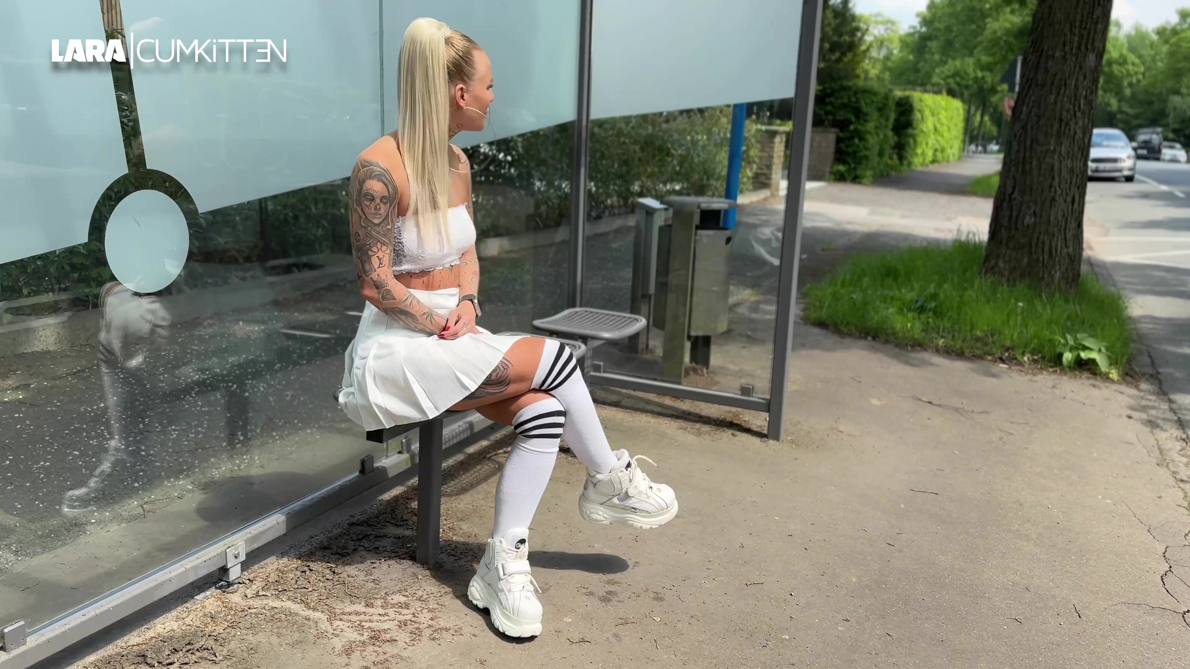 Von der Bushaltestelle abgeschleppt - FACIAL QUICKIE IM WALD Ich sitze in einem extrem knappen Outfit mit Minirock ohne Höschen, Buff Boots und riesen XXL Creolen an der Bushaltestelle und warte auf den nächsten Bus. Plötzlich hält ein Auto neben mir an und der Typ fragt ob er mich mitnehmen darf. Ich bin erst echt mega schüchtern und zögere, ob ich einsteigen soll oder nicht. Da ich aber neugierig bin und Lust auf ein Abenteuer habe, steige ich zu ihm ein. Ich zucke zusammen, als er seine Hand auf mein Bein legt, aber schließlich spreize ich meine Beine und ziehe mein Top hoch. Mal sehen was er jetzt mit mir vor hat. Wir fahren zu einem Wald und er fragt mich ob wir eine Runde spazieren gehen. Im Wald geht es dann auch schnell zur Sache. Ich pose und teasere ihn an und wixxe seinen harten Knüppel. Er fickt mich doggy durch und ich werde so nass, dass der ganze Muschischleim an seinem Schwanz zu sehen ist. Heftig geil. Bevor er abspritzen muss, blase ich seinen Prügel nochmal geil und ich teasere ihn mit meiner Zunge an. WOW - Plötzlic