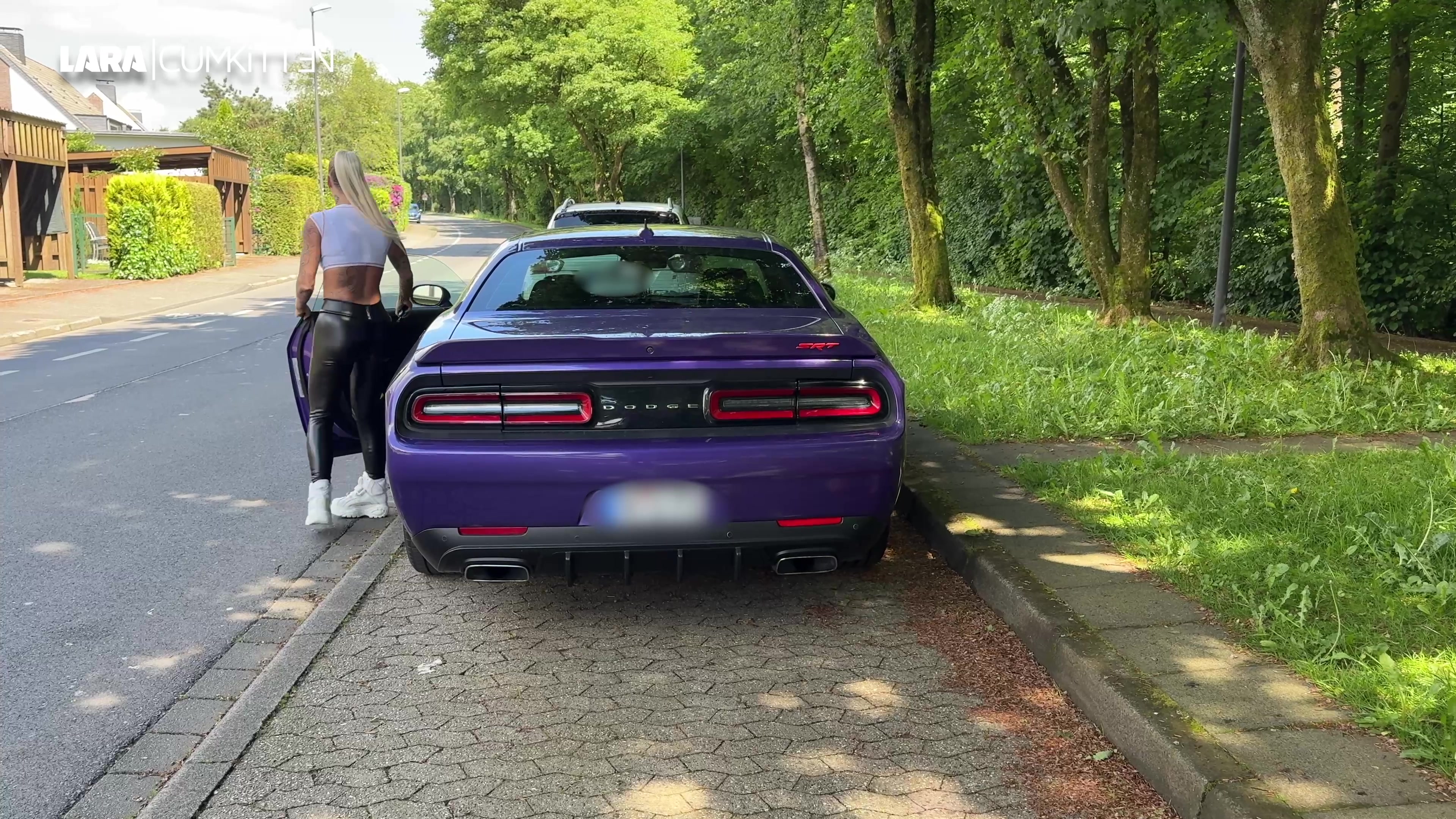 In meiner schwarzen engen Leggings und weißen Buff Boots nutze ich das schöne Wetter für einen Spaziergang. Schon beim einparken werde ich beobachtet. Der Typ verfolgt mich und schaut mir die ganze Zeit auf meinen Arsch, der sich bei jedem Schritt geil in der Leggings bewegt. Ich genieße es, beobachtet zu werden und spreche ihn an. Selbst vorbeifahrende Autos hupen wegen des glänzend schwarzen Anblicks. Ich pose geil für ihn und lade ihn zu mir nach Hause ein. Jetzt gibt es kein Halten mehr. Ich teasere ihn heftig an und greife ihm an die Jeans, in der sich eine fette Errektion abzeichnet. Ich liebe harte Schwänze. Ich wixxe und blase seine Latte und ziehe meine Leggings runter. Nach einem geilen doggy Fick reite ich ihn genüsslich ab. Wow, schaue dir diesen Arsch an... Ich frage ihn ob er Lust hat auf meinem Leggings Arsch abzuspritzen. Das lässt er sich nicht 2x sagen. Als er mich wieder doggy in der Leggings posen sieht, spritzt es aus ihm heraus. OMG was für ein geiler Cu