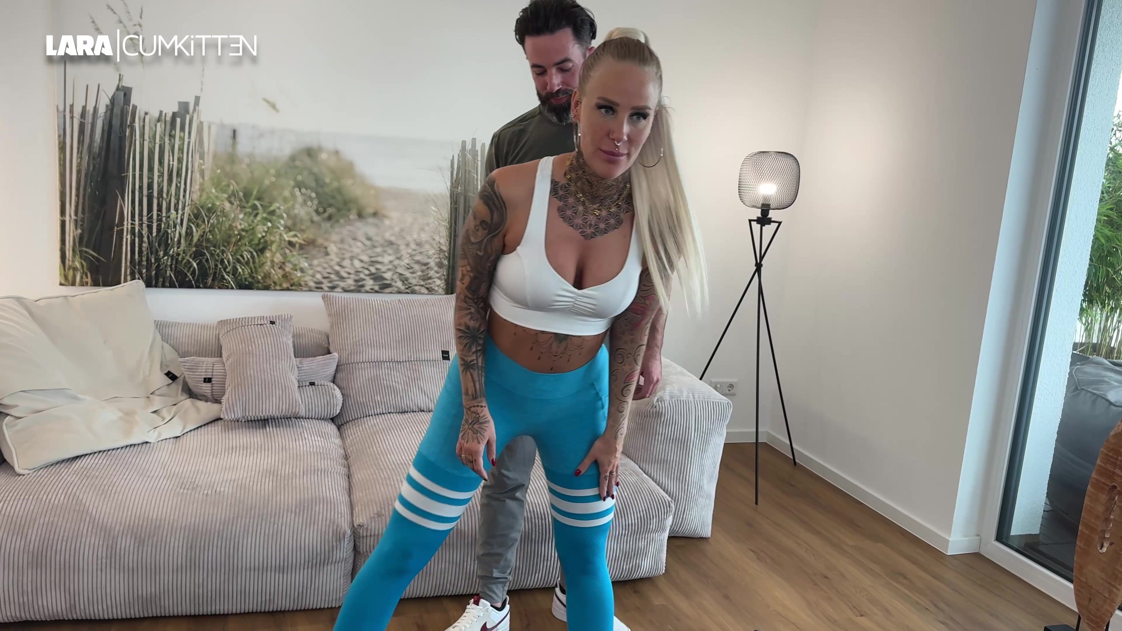 Ich habe mir für zu Hause einen Personal Trainer gegönnt. Ich hätte mir eigentlich auch vorher schon denken können wie das endet... Ich habe ein sexy enges Sport Outfit mit Leggings an. Schon bei den ersten Po-Dehnübungen merke ich, dass mein Trainer eine fette Erektion in der Hose hat. Er greift mir dreist an meinen prallen Arsch und reibt sich mit seinem Ständer an mir. Ich spüre seinen riesigen pochenden XXL Monster Cock. Das erregt mich so sehr, dass ich einfach nicht widerstehen kann. Wir küssen uns und ich blase leidenschaflich seinen Wahnsinns Prügel. Jetzt streift er mir die geile Sport Leggings von meinem Bubble Butt und dringt in mich ein. Wow, er füllt mich komplett aus und Fickt mich an Ort und Stelle doggy auf dem Teppich. Ich lege mich breitbeinig auf die Couch und hier nagelt er mich weiter hart durch. Nach so einem harten Training habe ich mir aber meinen Eiweiss- Shake verdient, findest du nicht auch? Und so spendiert er mir eine ordentliche Cumshot Ladung di