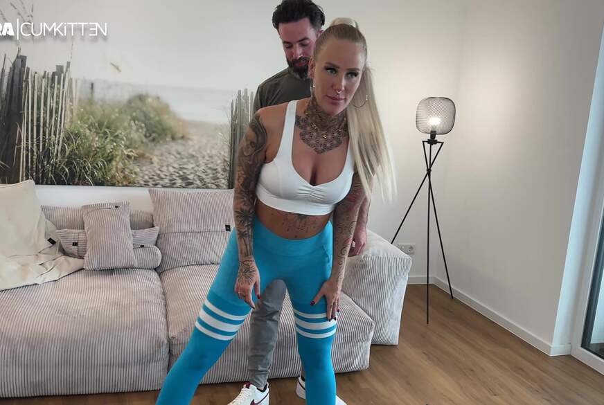 Lara-CumKitten: Trainer Z******t MICH mit seinem XXL C**k - ALLES GESCHLUCKT