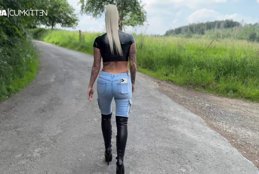 Lara-CumKitten: JEANS UND STIEFEL GIRL - A*******t und auf den Jeans A***h g*******t