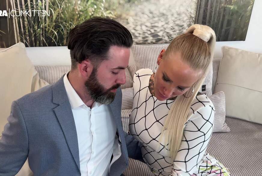 Lara-CumKitten: ZUM F****n verführt - Versicherungsmakler KNALLT MICH KAPUTT