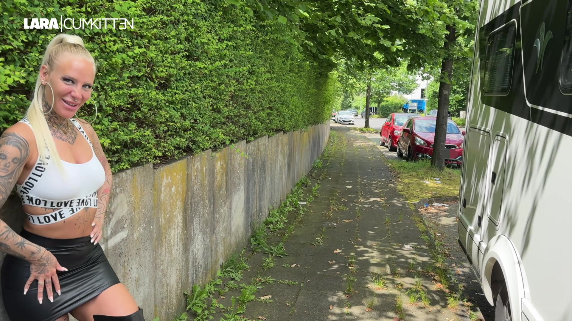 Ich stehe mit meinen Fickstiefeln direkt an der Straße vor meinem Fickmobil und warte auf vorbeigehende Männer, die Lust auf meinen All Inclusive Service haben. Ich hatte heute schon 10 Typen und der nächste kommt mir gerade entgegen gelaufen. Schnell habe ich ihn um den Finger gewickelt. Ich ziehe auf offener Straße mein Top hoch, zeige ihm meine geilen Naturtitten und schließlich ziehe ich meinen knappen Minirock hoch unter dem ich natürlich kein Höschen trage. Ich locke ihn in mein Fickmobil und präsentiere ihm mein Angebot. Bereits jetzt hat er schon eine fette Beule in der Hose. Ich wixxe ihm geil seinen harten Ständer an und blase ihn mit meinem hungrigen Lutschmaul. OMG ich muss aufpassen, dass er nicht jetzt schon abspritzt. Wir gehen hinten hoch ins Bett wo ich kurz für ihn twerke bevor er es mir geil doggy besorgt. Ooohh hammer geil, ich liebe es einfach, so benutzt zu werden. Schließlich schießt eine Mega Fontäne Sperma in meine verhurte Blasfresse. Und da künd