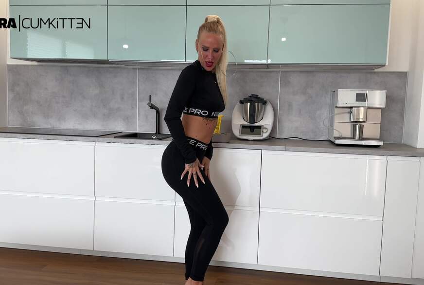 Lara-CumKitten: QUICKIE in der Halbzeit Pause - D***y F**k mit XXL F****l FINALE