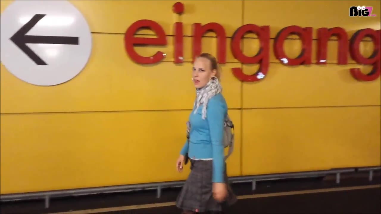 Eigentlich wollte ich nur ein bischen im Möbelhaus shoppen, aber kaum war ich da, schoss mir die Lust zwischen meine Straps- Schenkel und ich musste mein geiles Spielzeug aus der Tasche holen.
Ich liebe es, mich in der Öffentlichkeit zu befriedigen, aber bei IKEA war es mal echt verdammt voll heute. Endlich hatte ich dann aber eine geeignete Couch gefunden und machte es mir voller Nervenkitzel. Einmal musste ich sogar kurz meinen Dildo in der Fotze verstecken weil neugierige Blicke von der Seite um die Ecke schauten...
Am Ende im Aufzug hab ich mir den Dildo dann wieder aus der Muschi geholt. Ich hab in diesem Möbelhaus übrigens jetzt wegen der Aktion Hausverbot. Fandest du das dreist was ich getan hab??