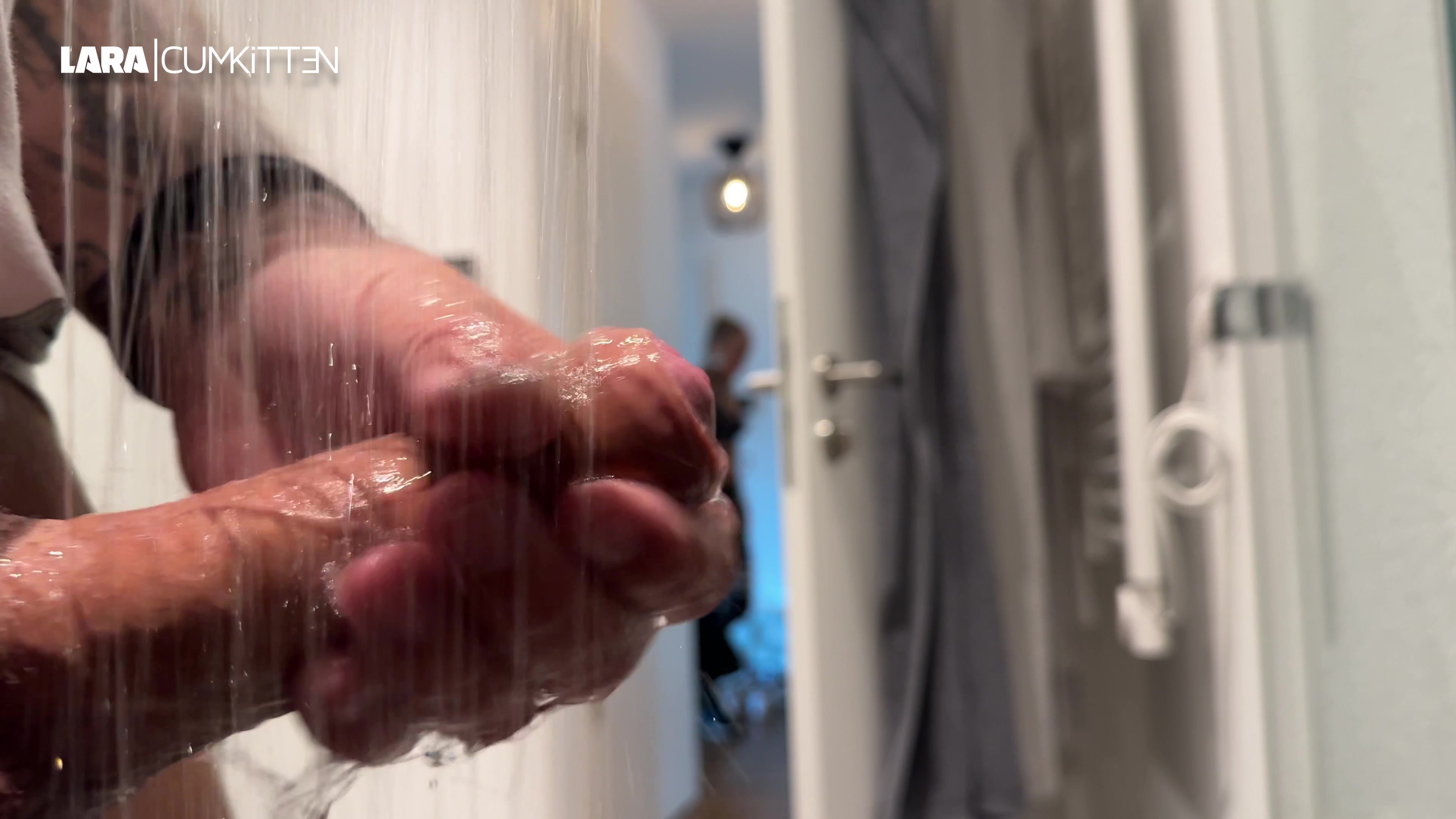 Beim wixxen ERWISCHT - FOOTJOB nach dem Sport mit XXL Cumshot Ich komme verschwitzt vom Fitnessstudio nach Hause und traue meinen Augen nicht. Mein Mitbewohner steht unter der Dusche und ist am wixxen! Er hat mal wieder an meine Füße gedacht und konnte nicht anders. Aber nun bin ich ja zu Hause und kann es einfach nicht lassen, ihn mit meinen Füßchen zu verwöhnen. Ich ziehe meine verschwitzten Schuhe und Socken aus, lege mich vor ihm auf den Boden und fange an mit meinen Füßen seinen Ständer zu wixxen. Dabei verwöhne ich auch seine Eier, zeige ihm meine Fußsohlen und knete meine geilen Naturtitten. Es dauert nicht lange, da kommt eine Spermafontäne aus seinem Rohr geschossen und er spritzt meine verschwitzten Füße komplett voll. Würdest du so etwas gern auch mit mir erleben?