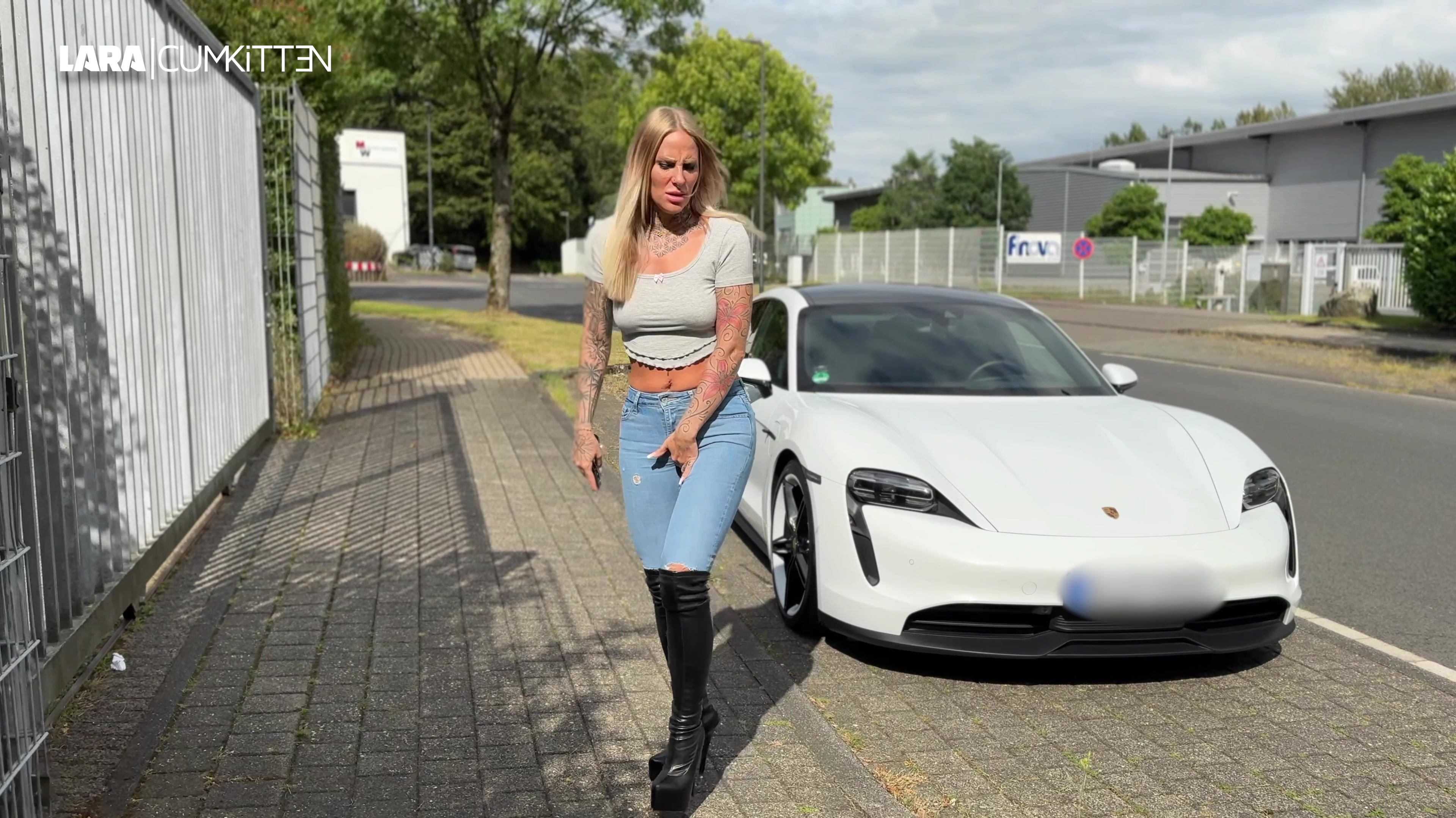 Ich bin seit Stunden mit dem Auto unterwegs, muss dringend pissen und halte in einem Gewerbegebiet an. Dort spricht mich ein Typ an wie geil er mein Outfit mit Jeans und Stiefeln findet. Ich will aber einfach nur in Ruhe pissen. Der Kerl lässt mich aber nicht aus den Augen und beobachtet mich wie ich an der Straße entlang gehe. Irgendwann kann ich einfach nicht mehr und ich pisse mich komplett ein. Meine ganze Jeans ist nass und es läuft mir bis in die Stiefel rein. Es macht mich total an, wie geil ihn das macht und ziehe mein Top hoch um ihm meine Naturtitten zu zeigen. Komplett nass gehe ich den Weg zurück zum Auto, da lädt mich der Typ doch glatt noch auf einen Kaffee ein, weil er die Show so extrem geil findet. Nun muss er aber mit meinem Auto fahren, so nass gepisst bekomme ich das nicht mehr hin :) Was hättest du in der Situation gern mit mir gemacht...?