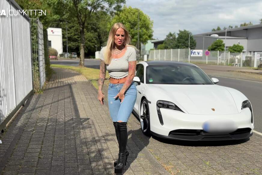 Lara-CumKitten: JEANS UND STIEFEL v*********t - P**sWALK an der Straße