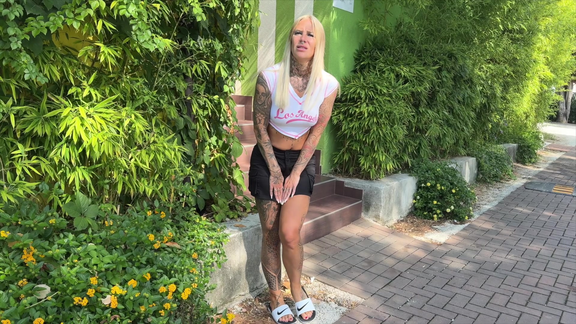 Beim Camping Urlaub in Kroatien muss ich mal ganz dringend pissen. Nur alle Toiletten sind mal wieder ewig lange besetzt. Ich irre in meiner Verzweiflung umher und treffe auf einen netten Kerl mit Wohnmobil. Der versteht mein Bedürfnis und läd mich dazu ein, in seinem Camper zu zu pissen. Ich will mich gerade auf die Toilette setzen und lospullern, da fängt er an Forderungen zu stellen. Gut, dass ich mit so etwas keine Probleme habe, Ich spreize meine Beine in der Dusche und pisse mich komplett leer. Wooow, er steht voll auf meinen Strahl und genießt es. Schau mal wie krass der Strahl vor die Kameralinse klatscht! Unfassbar geil. Würdest du mir danach auch meine blanke Pissfotze sauber lecken?