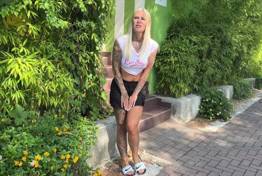 Lara-CumKitten: DER P**s DEAL - Toiletten besetzt - LECKST DU MICH SAUBER?