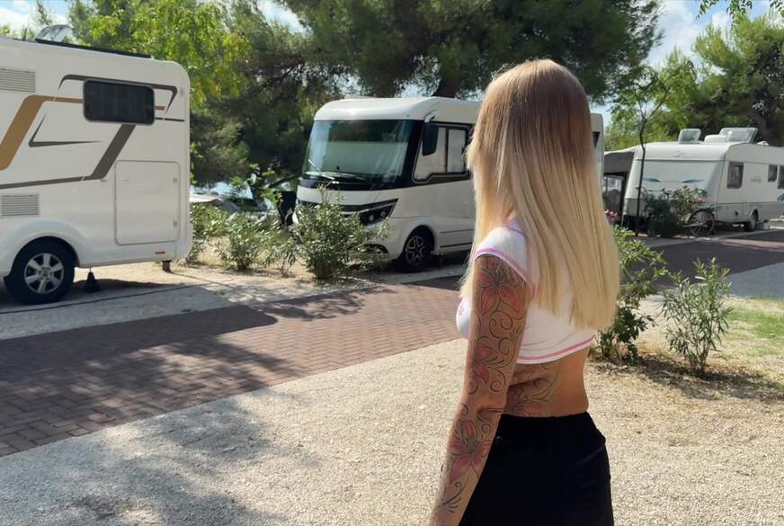 Lara-CumKitten: DER P**s DEAL - Toiletten besetzt - LECKST DU MICH SAUBER?