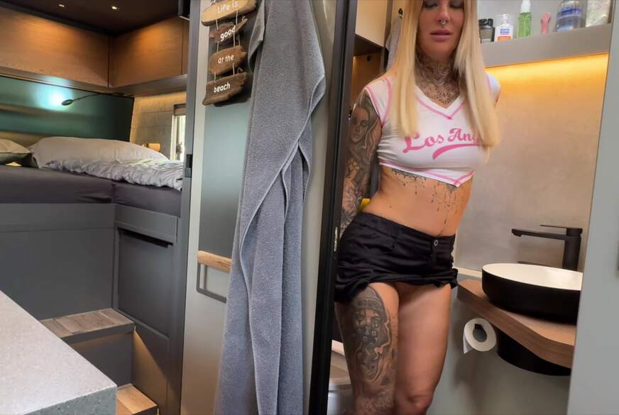 Lara-CumKitten: DER P**s DEAL - Toiletten besetzt - LECKST DU MICH SAUBER?