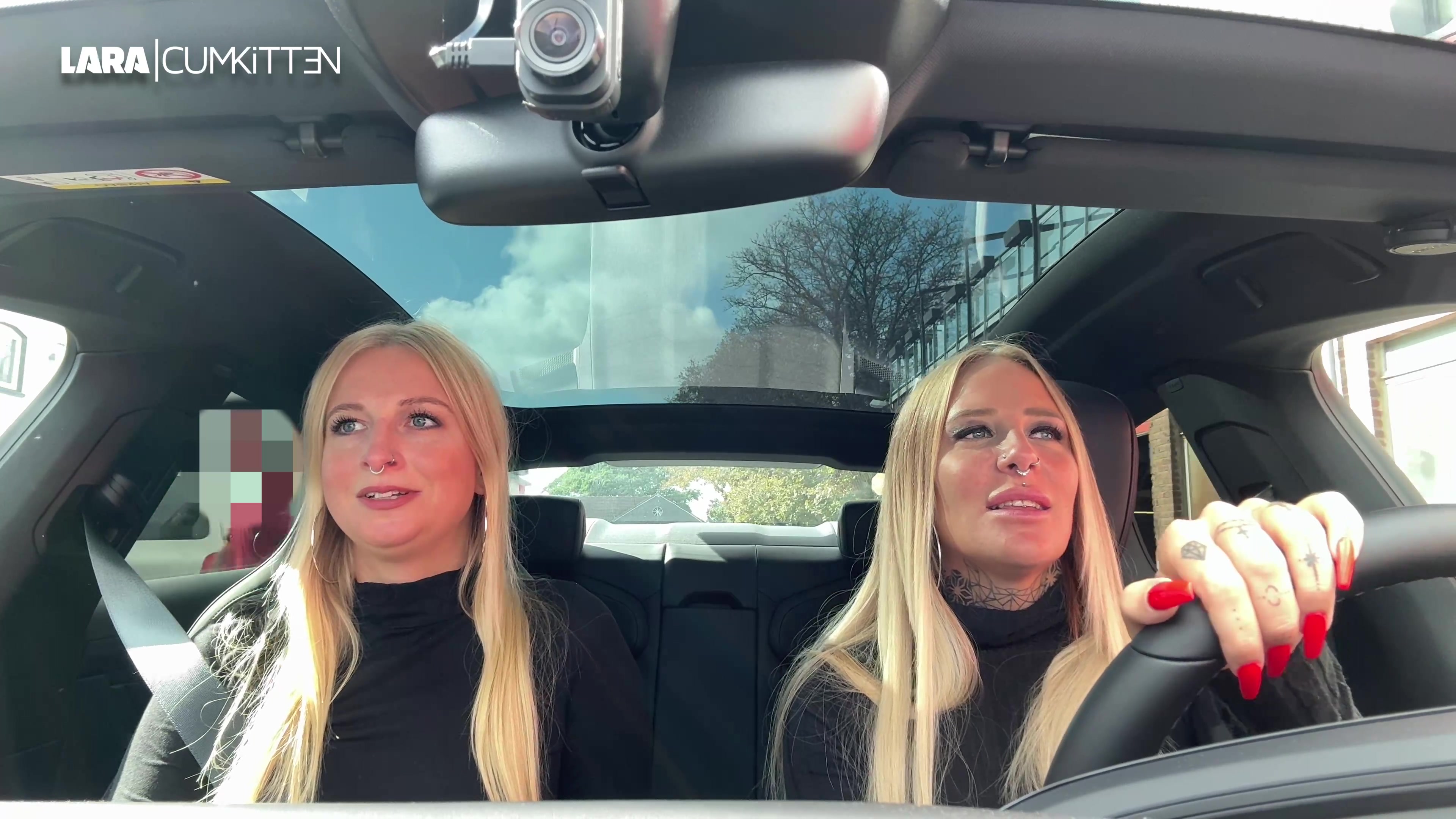 Meine Freundin Tara und ich haben einen schönen Oldtimer mit dem wir eigentlich zu einem Treffen fahren wollen. In schwarzen sexy Minikleidern und Stiefeln fahren wir in die Werkstatt wo noch eine Kleinigkeit gemacht werden muss. Dort erwartet uns aber eine schlechte Nachricht vom KFZ Meister. Das wird eindeutig zu teuer. Aber wir kriegen ihn schnell um den Finger gewickelt mit unseren Reizen. Wir küssen uns geil und wir merken schon, dass sich in seiner Arbeitshose etwas regt. Wir packen seinen Kolben aus und lutschen ihn beide geil. Nun ist er gut geschmiert für unsere Fotzen. Ich stelle mich doggy ans Auto und er knallt mich direkt neben dem Motor weg. OMG schau mal an seinem schwanz wieviel Fotzensaft er da bei mir rein und raus schiebt... Ich bin aber auch echt geil auf den Kerl... Dann knallt er meine Freundin Tara auf dem Kotflügel. So einfach ist eine Rechnung bei zwei Fickschlampen bezahlt. Nun fickt er uns noch einmal nebeneinander im Wechsel doggy dorch bis ihm die Lustt