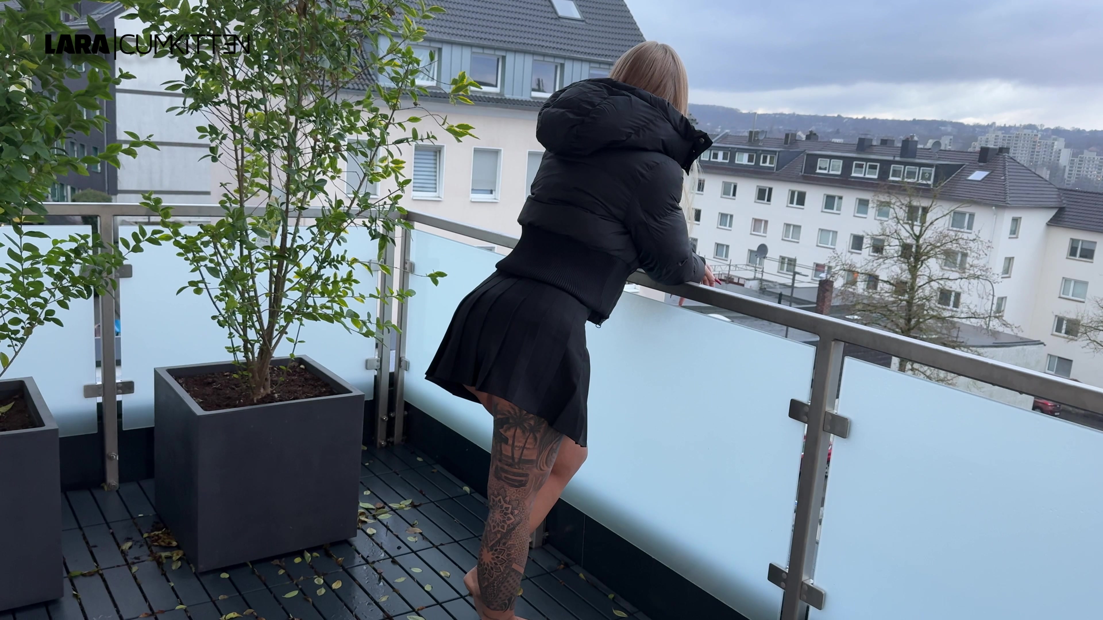 Ich habe Egon schon 1000x gesagt, dass er in der Wohnung nicht rauchen soll, doch als ich ihn rufe, hat er mal wieder eine brennende Zigarette in der Hand. Er weiß schon genau was ihm jetzt blüht. Bereitwillig legt er sich auf den Boden und ich ziehe mein Röckchen hoch. Ich pisse ihm die Zigarette aus dem Maul und er bekommt meine ganze Natursekt Flut. Und die nasse Kippe stecke ich ihm danach wieder schön ins Maul. Wofür würdest du dich entscheiden: Zigarette oder mein Natursekt?