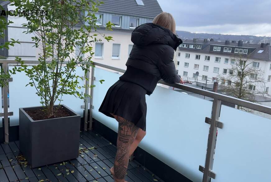 Lara-CumKitten: Egon beim rauchen ERWISCHT - Jetzt bekommt er meine volle NATURSEKT FLUT