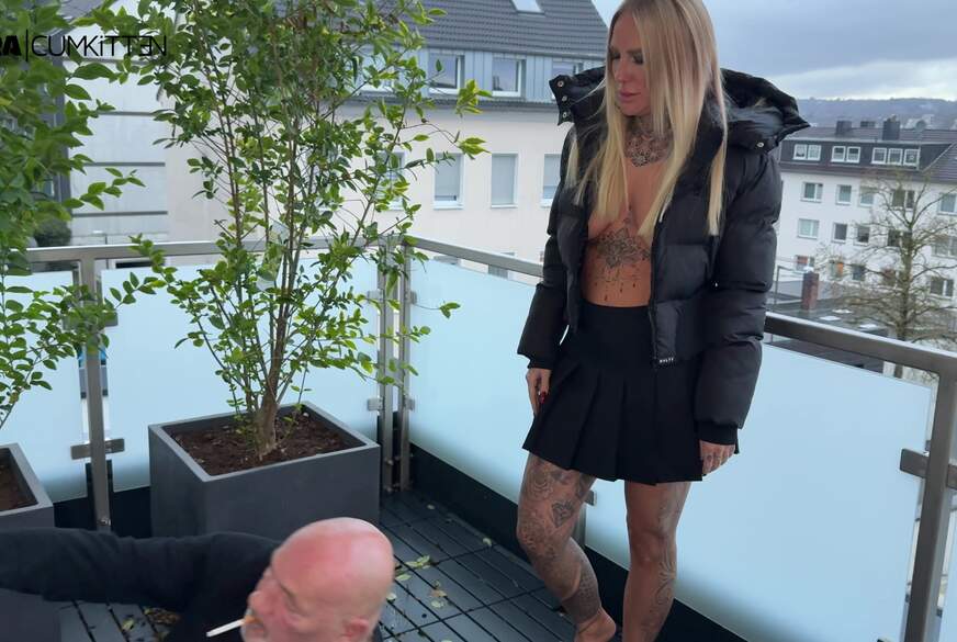 Lara-CumKitten: Egon beim rauchen ERWISCHT - Jetzt bekommt er meine volle NATURSEKT FLUT