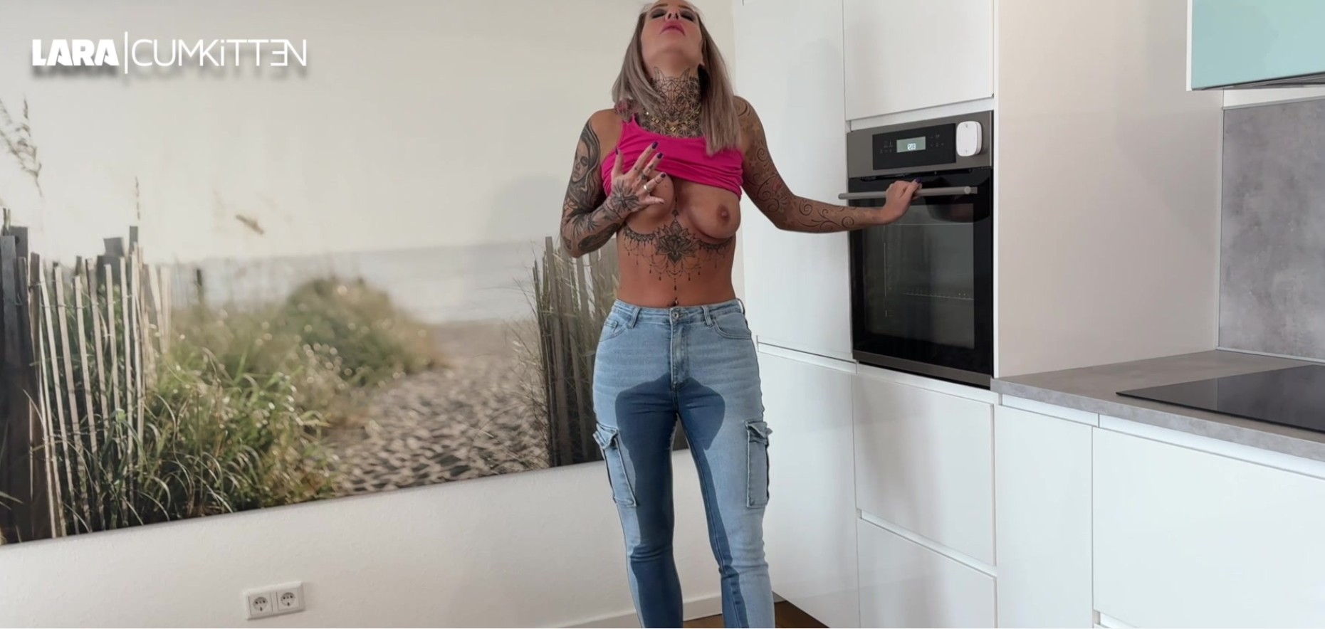 Stehst du auf meine nasse Pissfotze? Hast du alle meine Natursekt Videos aus 2024 gesehen? Hier ist nochmal eine Compilation aus den geilsten Piss-Szenen des vergangenen Jahres. Egal ob in Jeans und Stiefeln, oder ins Höschen, splitternackt, solo oder mit der Freundin... Auch Egon durfte mal wieder meine nasse NS Pussy lecken. Wenn du meine NS Clips liebst, kommst du hier voll auf deine Kosten.