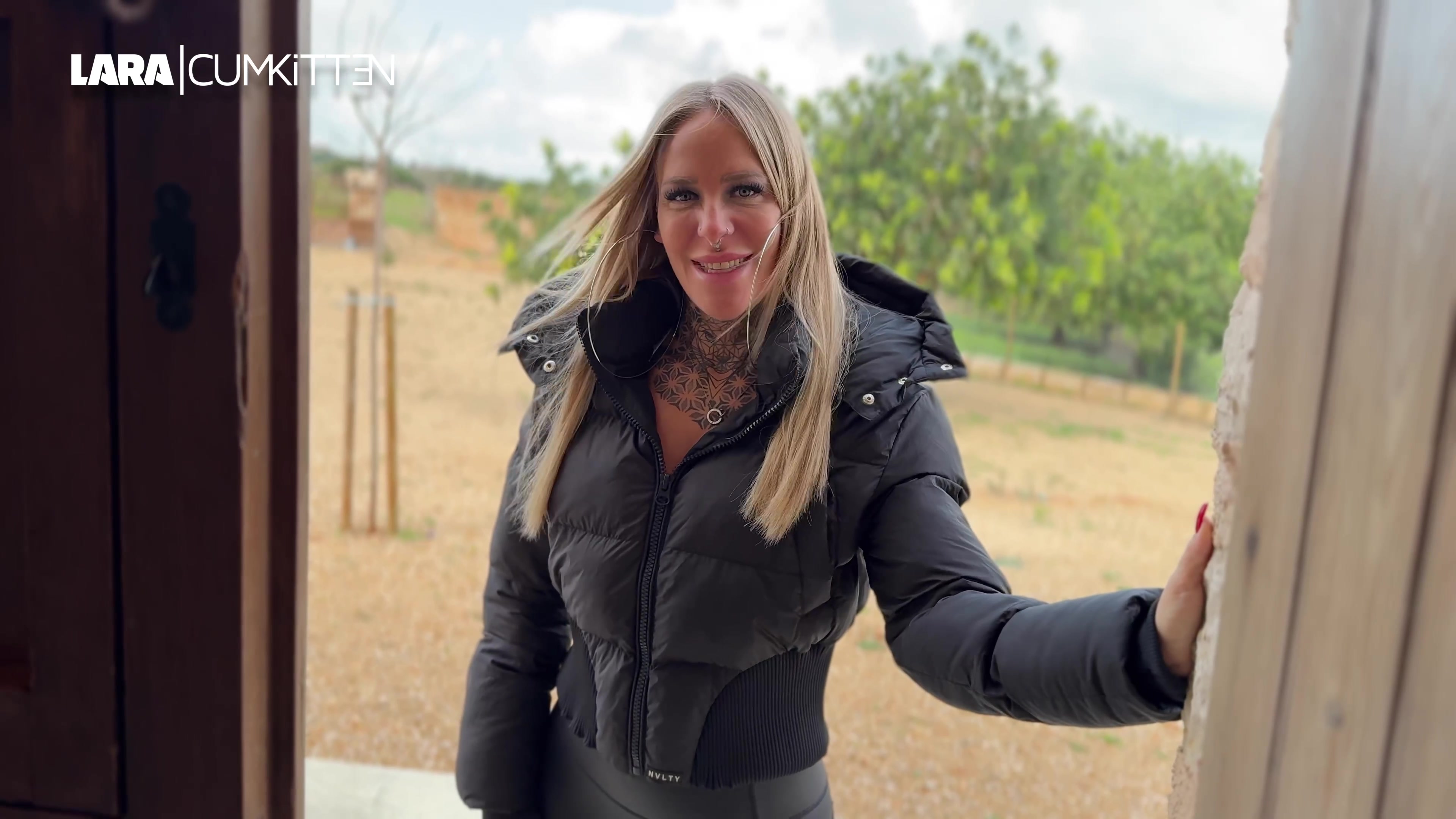 Wie einige von euch mitbekommen haben bin ich ja nach Mallorca gezogen. Und wie sich das so gehört, stelle ich mich natürlich den neuen Nachbarn in den umliegenden Häusern vor. In geiler enger schwarzer Leggings, Buff-Boots und XXL Schlampen Creolen gehe ich den Weg zum Haus entlang. Der Typ öffnet mir die Tür und ich stelle mich direkt ehrlich, ungeniert als schlampiges Miststück vor. Ich pose mit meinem prallen Leggings Arsch vor der Tür und ziehe sofort mein Top hoch. Im Haus teasere ich ihn weiter mit meinem Leggings Arsch an und stelle ihn voll in Szene. Den armen Kerl habe ich schnell um den Finger gewickelt, denn er hat sofort eine hammerharte Latte. Ich blase ihn geil ab und ziehe meine Leggings runter. Ich trage kein Höschen drunter und so knallt er mich direkt doggy auf der Couch durch, Auf dem Esstisch geht es weiter und weiter bis ihm seine Sahne fast überkocht. Er spritzt mir seine ganze Ladung voll auf meinen geilen Prall Arsch. Vollgewixxt mit Sperma, ziehe ich 