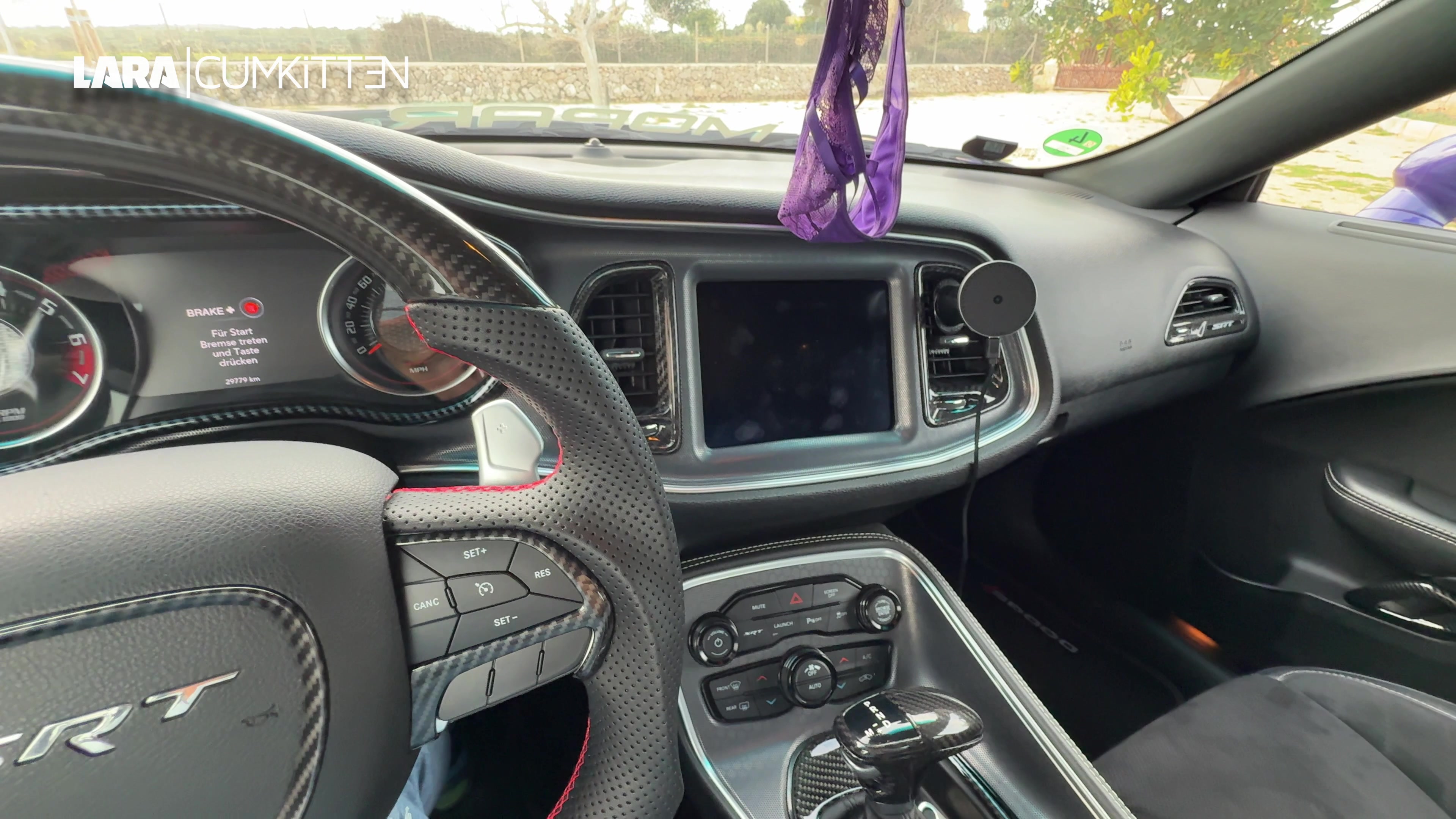 Damit hätte ich nun wirklich nicht gerechnet, denn das ist völlig eskaliert! Ich liege nackt, nur in Heels, mit Brille und großen Schlampen Creolen auf der Couch und mache es mir selbst. Völlig vertieft in meine Geilheit bemerke ich nicht, dass er nach Hause kommt. Ich merke absolut nichts, auch nicht, dass er wixxend neben mir steht. Plötzlich wie aus dem Nichts werde ich von einer Facial Flut überschwemmt. OMG was war das denn jetzt bitte??? Da hat der Kerl sich einfach neben mir einen auf mich runter geholt und mich ohne Kommentar vollgespritzt! Was für eine Wahnsinns Sperma Flut! Irre. Wäre dir das auch so passiert?