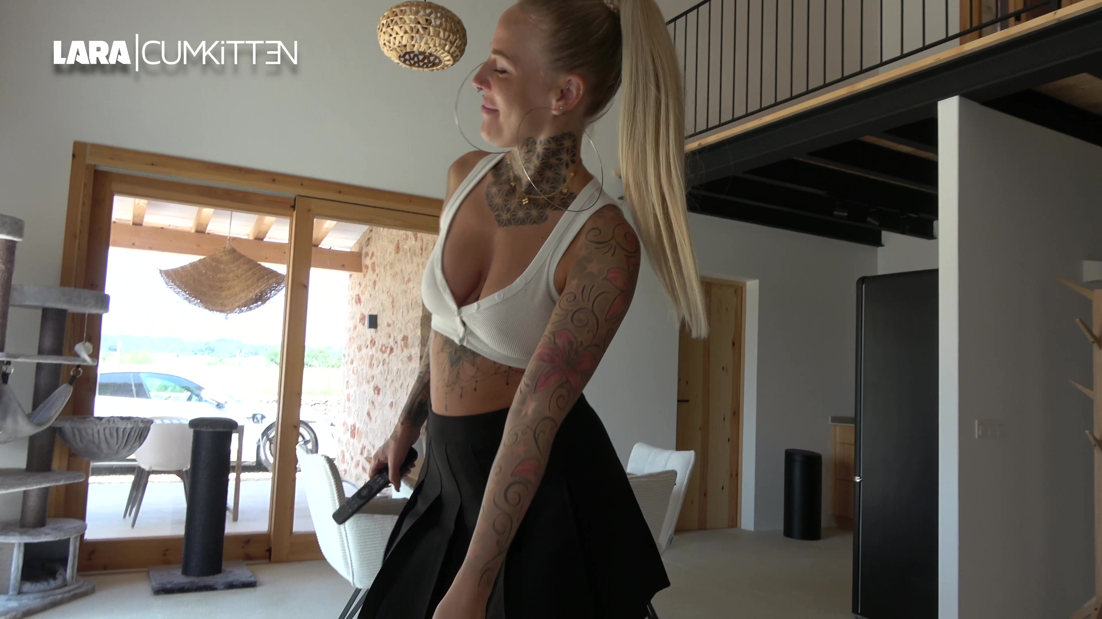 Eigentlich soll es ein chilliger Serien oder Film Abend werden. Ich bin schon ungeschminkt, trage nur noch ein knappes enges Top, Minirock mit Microstring, riesige XXL Creolen und weiße High Heel Boots. Ich will uns gerade noch einen leckeren Kaffee machen, doch anstatt Kaffee Latte, sehe ich seine pochende Latte. Ich lege mich provokant zu ihm aufs Sofa. Während ich überlege was wir heute schauen könnten, wixxt er seinen Prügel und filmt meinen Arsch dabei. Jetzt werde ich selbst heiß und teasere ihn noch mehr an. Hoch das Röchcken, rein das Stöckchen. Ich ziehe meinen Microstring zur Seite und er nagelt mich in der Löffelchen Stellung weg. Danach fickt er mich geil doggy durch. Hörst du wie meine nasse geile Fotze bei jedem Stoß schmatzt als er mich richtig ran nimmt? Schließlich setze ich mich vor ihn auf den Boden und er spritzt mir eine wahnsinns Ladung Ficksahne in meine Fresse. Wow was für eine heftige Gesichtsbesamung. Willst du mit mir auch mal \\\\\\\\\\\\\\\