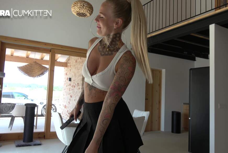 Lara-CumKitten: STREAMEN ODER F****n - Spontan, ungeschminkt mit XXL F****l