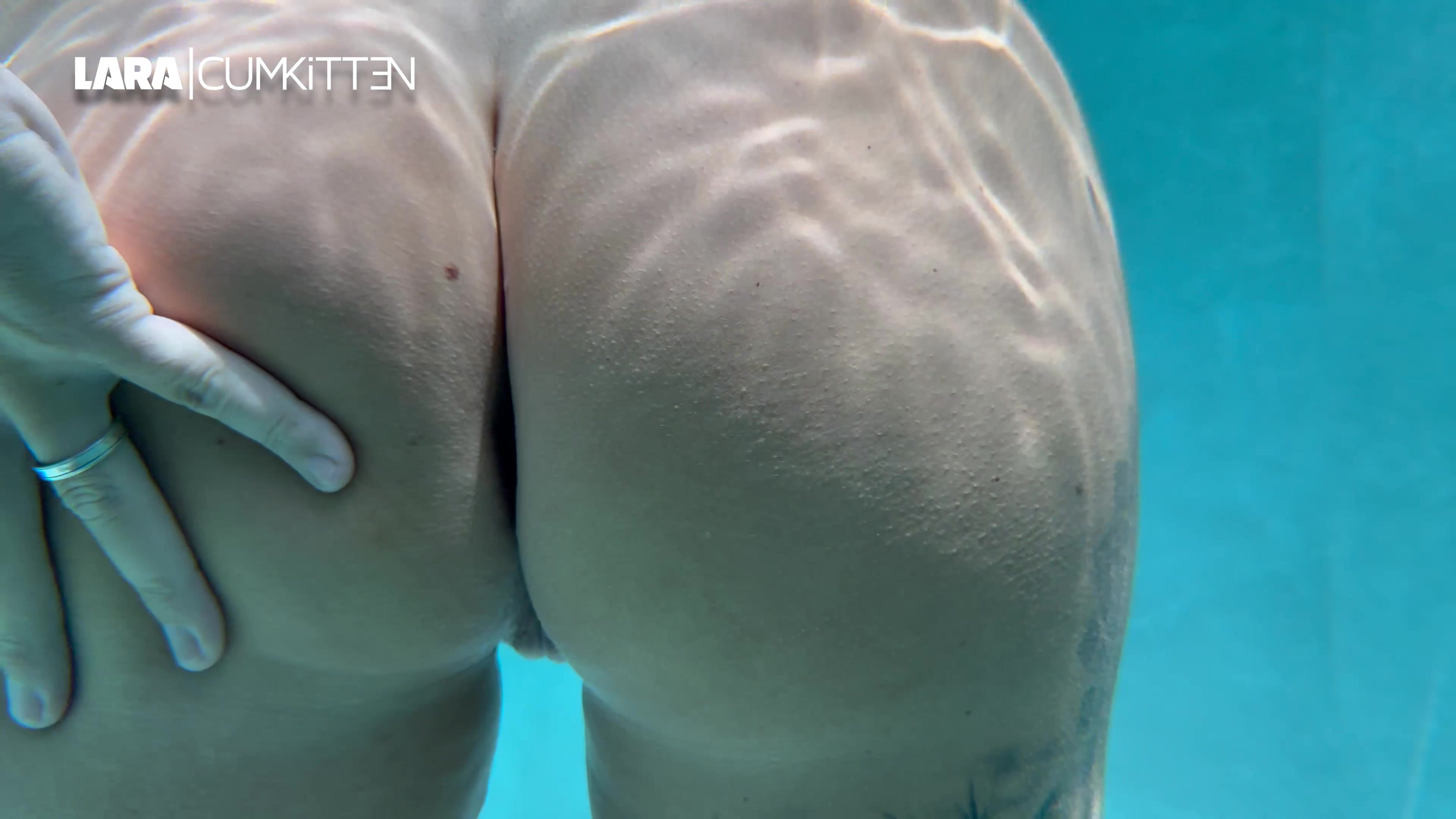 Mit dem FREMDEN allein im Pool - UNTER WASSER ZUM ORGASMUS GEWIXXT Ich bin gerade aufgestanden und will ungestört und nackt in den Pool. Da war wohl jemand schneller als ich. Irgendein Kerl ist schon vor mir im Wasser. Es stört ihn aber nicht, dass ich keinen Bikini trage und ich bemerke, wie er mich die ganze Zeit beobachtet. Ob er mich anfassen will? Ich nehme mir allen Mut zusammen und komme auf ihn zu. Ich frage ihn ob er meinen Arsch anfassen will. Die Masche funktioniert sofort. Bereitwillig knetet er unter Wasser meinen prallen saftigen Arsch. Ständig taucht er unter Wasser um mich herum und betrachtet meinen nackten Body. Ich gehe einen Schritt weiter und fange an vor ihm zu masturbieren und frage ihn ob er mich auch mal fingern will. OMG ist das geil, wie er mich einfach benutzt. Schaue vor allem mal in Min. 4:33 wie sich mein geiler Fotzensaft im Pool verteilt. Schließlich wixxe ich mich vor seinen Augen zum erlösenden Orgasmus und gehe danach noch unter die Outdoor Dusche. Gefallen dir diese nassen Unterwasser Perspektiven?