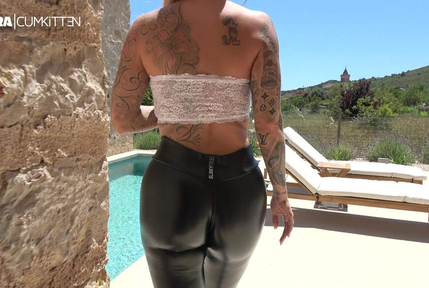 LEGGINGS BUBBLE B**t bis du a********n musst - KOMPLETT MIT LEGGINGS IM POOL von Lara-CumKitten pic3