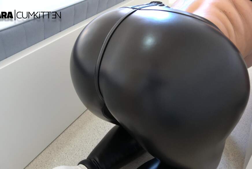 Lara-CumKitten: Beim putzen in LEGGINGS G*****t - XXL BUBBLE B**t C*****t
