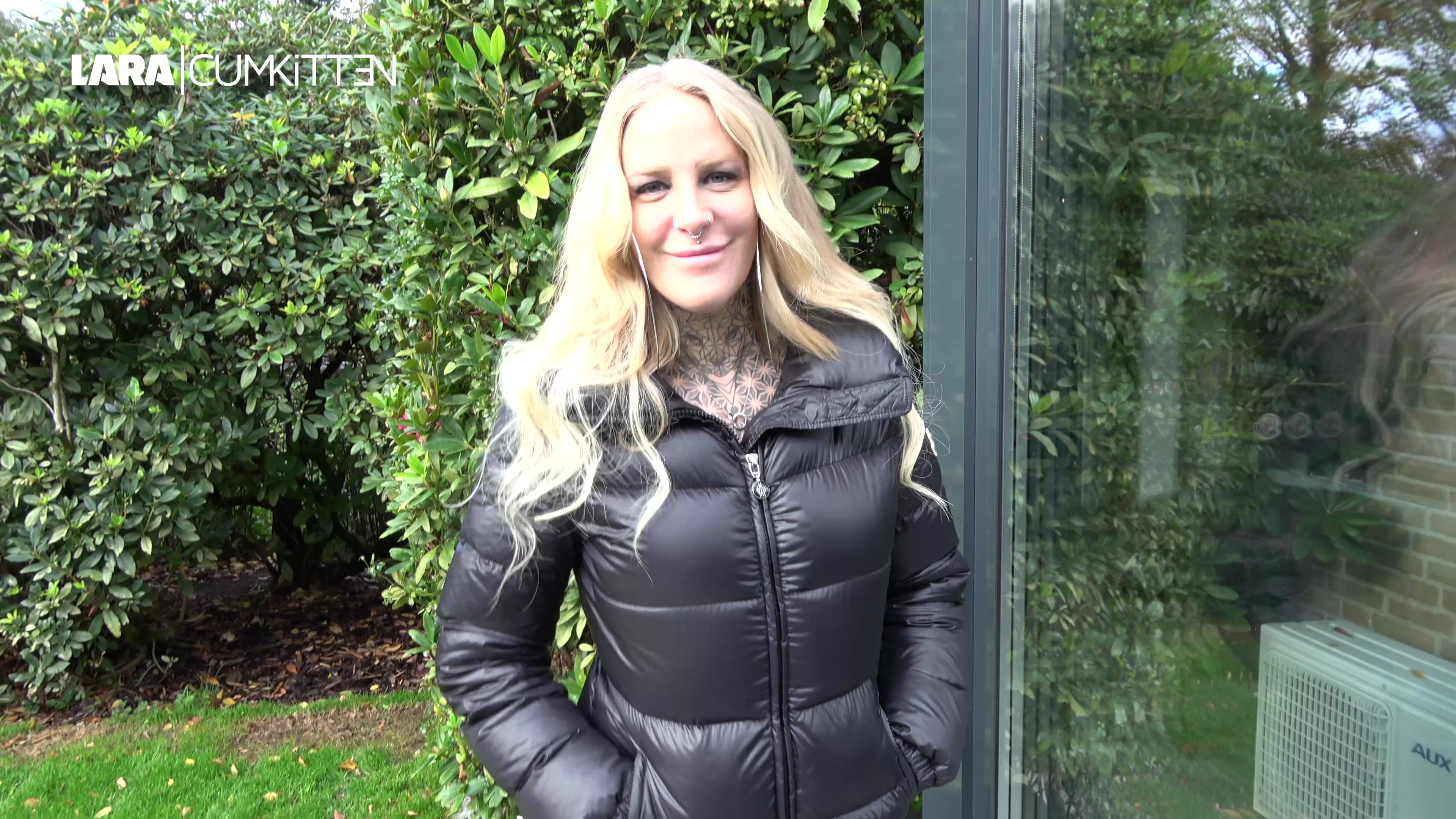 In DAUNENJACKE und STIEFELN zerfickt - XXL STIEFEL CUMSHOT Heute war der Gärtner für dieses Jahr ein letztes Mal bei mir draussen. Ich weiss genau, er steht voll auf Stiefel und spezielle Daunenjacken, also habe ich ihn ein wenig gereizt und angeteasert. Ich trage zudem meine riesen XXXXL Monster Creolen und einen knappen Minirock. Als wir bei mir drin sind, öffne ich meine Jacke und spreize meine gestiefelten Schenkel. Dabei rutscht mein Minirock hoch und er hat freie Sicht auf meine Fickspalte. Dabei wollten wir doch nur besprechen, wann er das nächste Jahr dann wieder kommt. Aber jetzt kommt es ganz anders. Ich will dass er mich als Wixxvorlage benutzt. Er masturbiert vor meinen Augen und dann kommt es sogar noch zu einem Doggy Fick. Ich sage ihm, dass er gerne meine Stiefel vollspritzen soll. Schließlich kommt es aus ihm heraus geschossen. OMG, einfach wahnsinn, wie er meine Stiefel komplett vollgespermt hat. Sooo läutet man das Ende einer Saison ein. Stimmst du mir da zu und würdest auch gern mal auf meine Stiefel abspritzen? Oder 