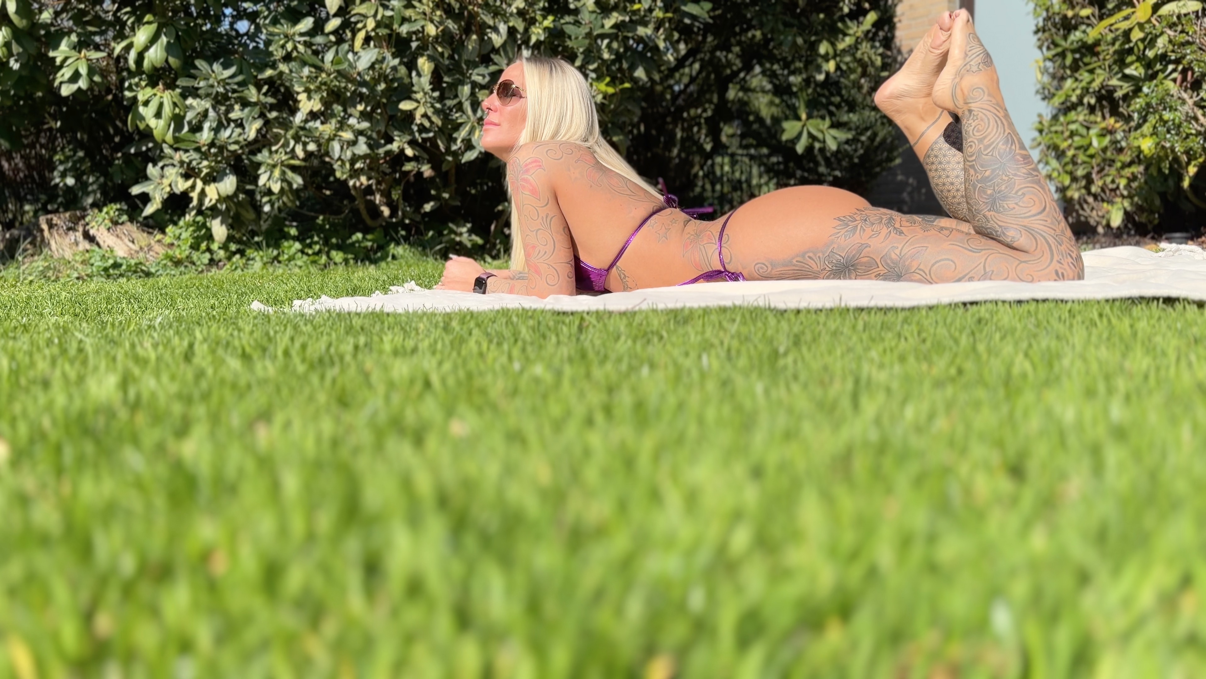 Ich liege in einem sexy glänzenden Micro Bikini im Garten. Wenn die ersten warmen Sonnenstrahlen meinen nackten Body küssen, werde ich immer extrem geil. Die Hand wandert in mein knappes Höschen... Jetzt brauche ich es aber richtig. Ich schnappe mir meinen XXXXL Pferde Dildo und ficke mein nasses Fotzenloch heftig mit dem riesen Teil. Oh ja soo brauche ich es! WOW, es ist einfach so heftig geil. Ich ficke mich mit dem Teil zu einem krassen Orgasmus. Schau mal wie nass meine Fotze ist. Erleichtert lege ich mich splitternackt zurück auf die Decke und spiele noch etwas mit dem geilen XXXXL Hengst Schwanz. Hättest du mich gern beim masturbieren erwischt?