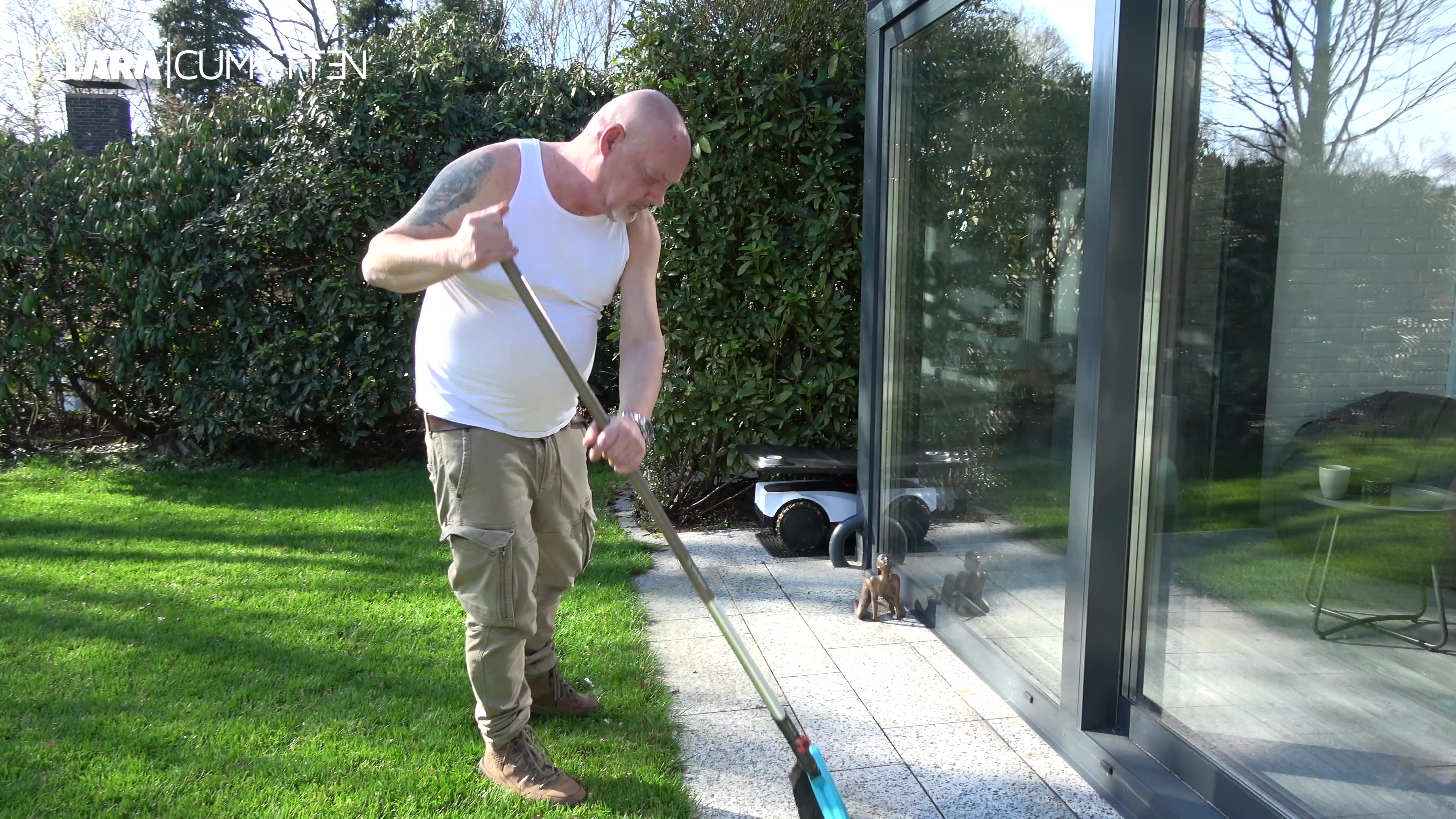 Egon macht jetzt immer Gartenarbeit bei mir. Die Sonne brennt ihm auf den Kopf und ich schaue ihm genüsslich in einem Leder Micro String und einem knapen Top dabei zu wie er für mich arbeitet. Plötzlich fängt der Spanner an mich zu beobachten und meint er hätte Anspruch auf etwas zu trinken. Das kann er haben. Ich ziehe meinen String aus, hocke mich über ihn und lasse einfach laufen. Jetzt hat er ordentlich was zu schlucken. Doch soviel schafft selbst der Egon nicht mehr. Aber die letzten nassen Tropfen an meiner Pissfotze schleckt er brav weg. Er erstickt fast unter meinem prallen Fickarsch beim Facsitting. Haha!! Möchtest du auch mal für mich die Gartenarbeit erledigen? Ich suche noch willige Sklaven. #Natursekt #pissen #facesitting
