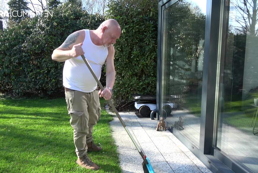 Lara-CumKitten: Leck meine F***e beim F*********g - Gartenarbeit mit NATURSEKT Erfrischung