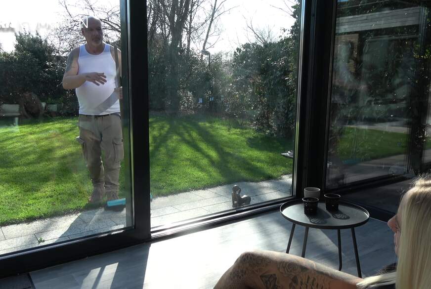 Lara-CumKitten: Leck meine F***e beim F*********g - Gartenarbeit mit NATURSEKT Erfrischung