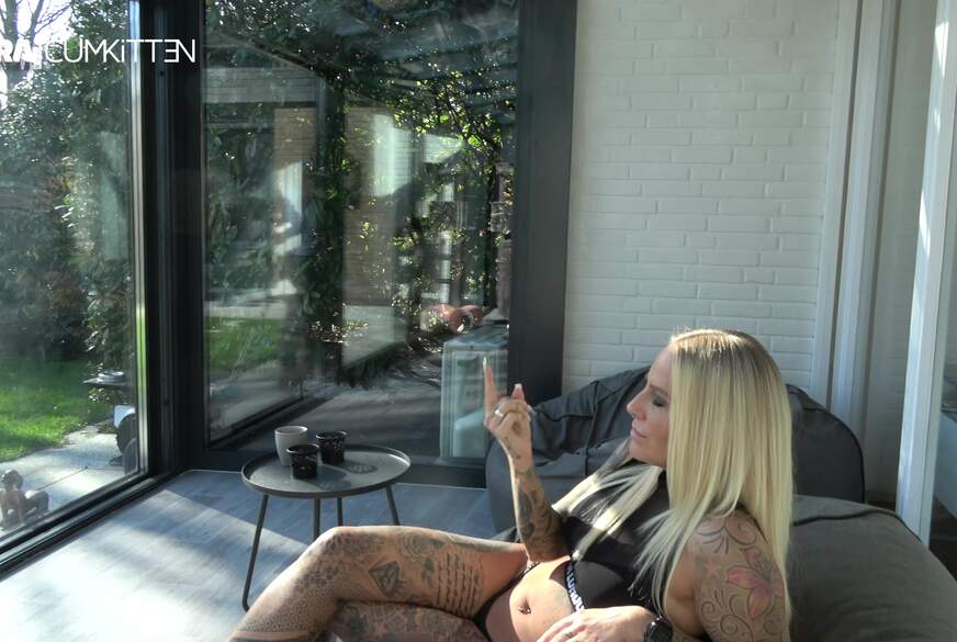 Lara-CumKitten: Leck meine F***e beim F*********g - Gartenarbeit mit NATURSEKT Erfrischung