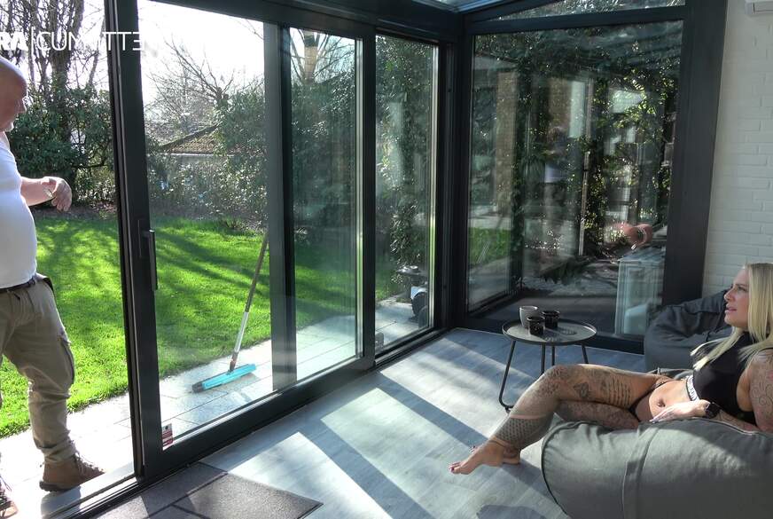 Lara-CumKitten: Leck meine F***e beim F*********g - Gartenarbeit mit NATURSEKT Erfrischung