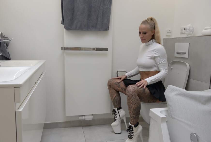Lara-CumKitten: Hoch das Röckchen Rein das Stöckchen - Extrem SELBST G*****t