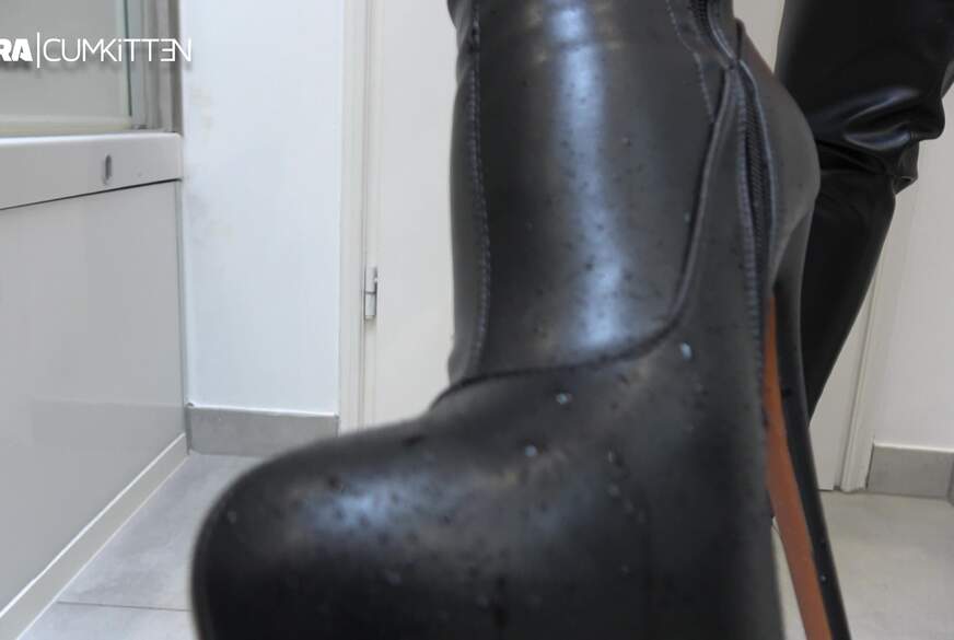 Strenge STIEFEL LADY -  SKLAVE Taugst du als NATURSEKT EIMER? von Lara-CumKitten