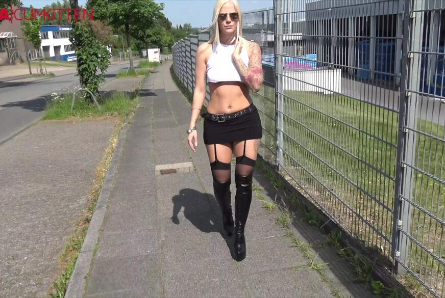 Lara-CumKitten: STRASSEN F****tÜCK - Von Auto zu Auto im S****aRAUSCH