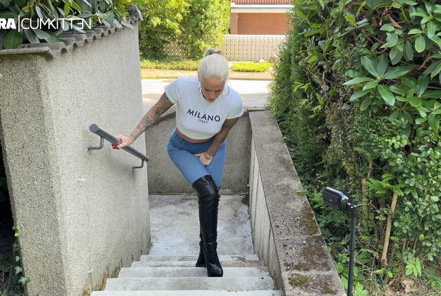 Lara-CumKitten: Sommer P**s in Jeans und Stiefeln - Komplett durchnässt