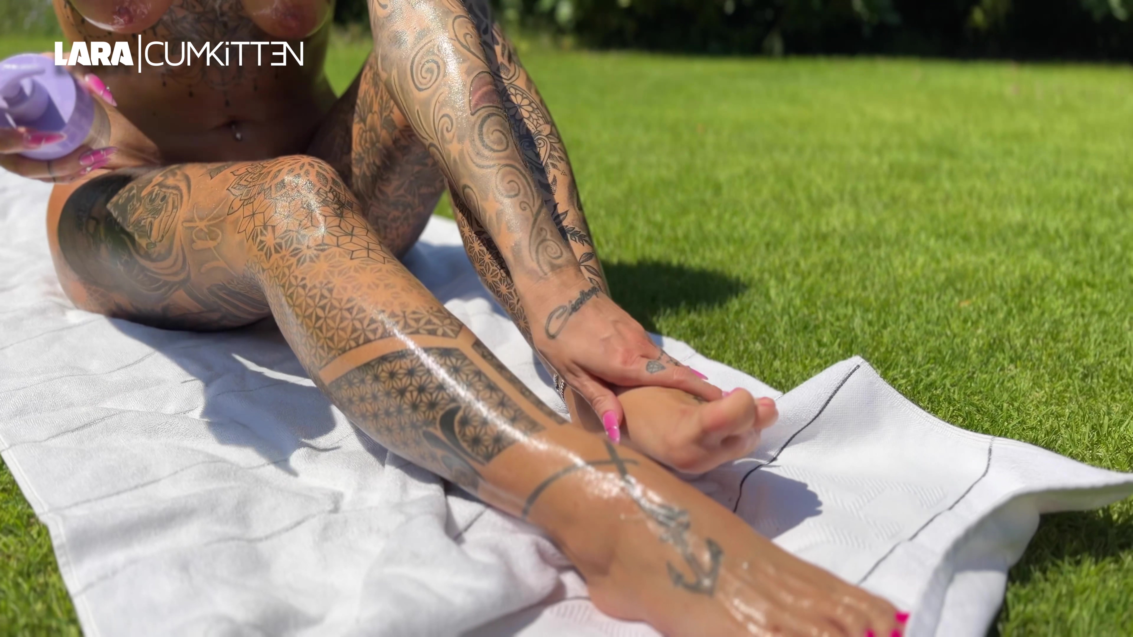Ich liege splitternackt im Garten und die Sonnenstrahlen geilen mich so richtig heftig auf. Mein kompletter Body glänzt schön vom Sonnen-Öl. Von den Titten über meinen Arsch bis zu den Füßen. Ich stelle mir vor wie ich dich darum bitte, mir beim eincremen zu helfen. Ich komme nämlich so schwer an meinen prallen Arsch ran. Ich behrühre meine nasse Fotze und bekomme jetzt voll Lust mit dir duschen zu gehen. Ich gehe ins Bad und du darfst mir beim einseifen meiner saftigen Naturtitten helfen. Ich fingere mich unter der Dusche und zeige dir doggy meinen geilen prallen Fickarsch. Jetzt schnappe ich mir die Handbrause und besorge es meiner Fotze krass mit dem extrem harten Strahl. Oh jaaaaa, bitte fick mich jetzt. Meine Klitoris glüht und ich komme mit der Handbrause in der Hand zu einem echten wahnsinns Orgasmus. Kannst du dir so eine kurze heimliche Begegnung bei mir zu Hause vorstellen? Ich brauche immer Hände die mich einseifen und eincremen...