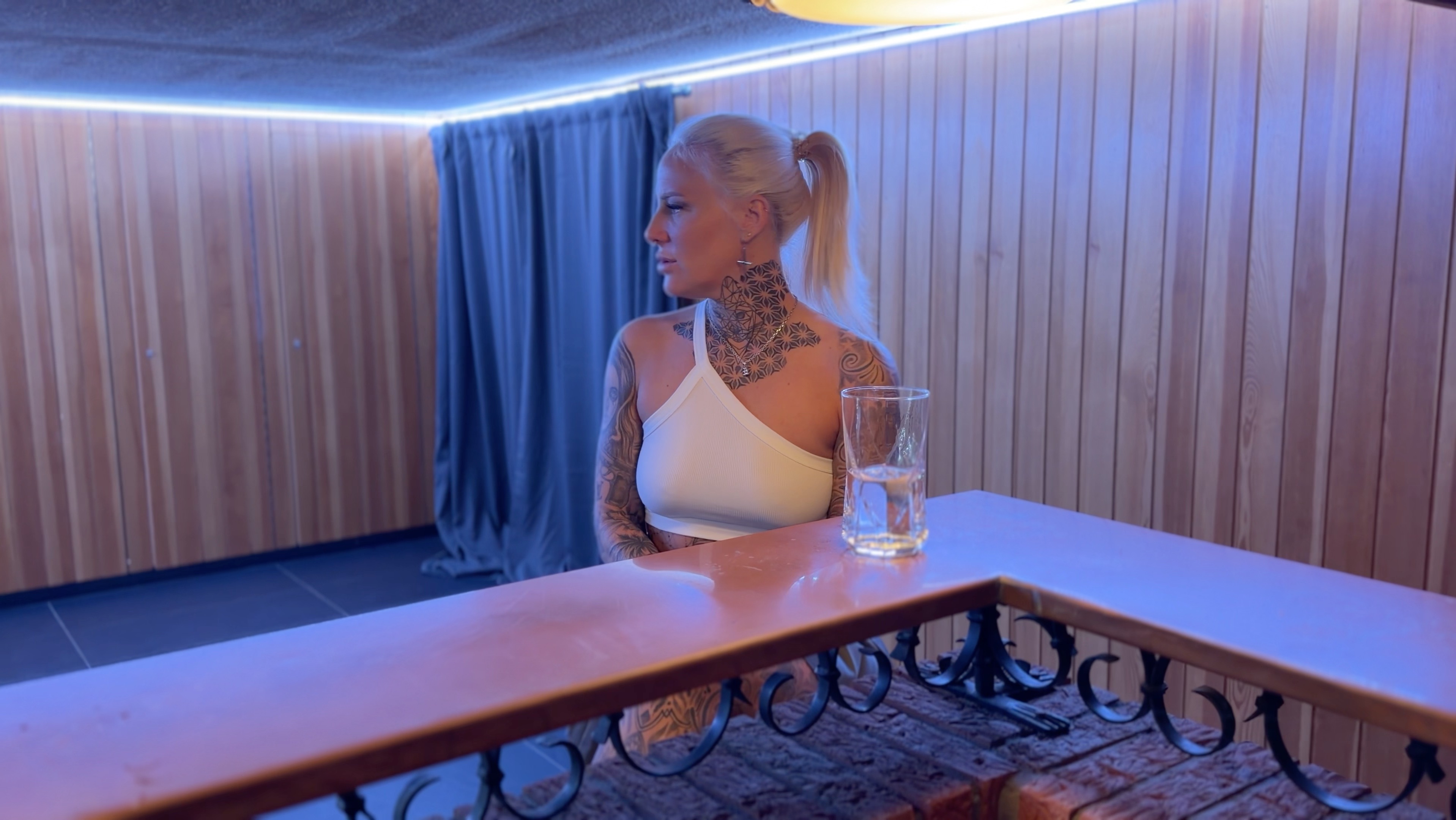 Ich bin ab und zu in dieser Bar, weil nebenan ein Pornokino ist. Ich trage nur einen kurzen Minirock, nichts drunter, ein knappes Top und meine sexy weissen High Heel Boots. Als ich so auf dem Barhocker sitze, mir eine Erfrischung gönne und mich mit dem Besitzer unterhalte, muss ich mal dringend pissen. Ich falle aus allen Wolken als er mir sagt, dass es hier keine Toilette gibt. Tja, Pech für ihn, Glück für alle anderen, denn jetzt pisse ich eben vom Barhocker aus, mitten in den Laden. Ich ziehe mein Röckchen hoch und pisse im hohen Bogen geil ab. Der ganze Boden ist überflutet. Entweder ich bekomme jetzt Hausverbot oder das wird der neue geheime Trend-Drink in dieser Bar. Was würdest du sagen...?