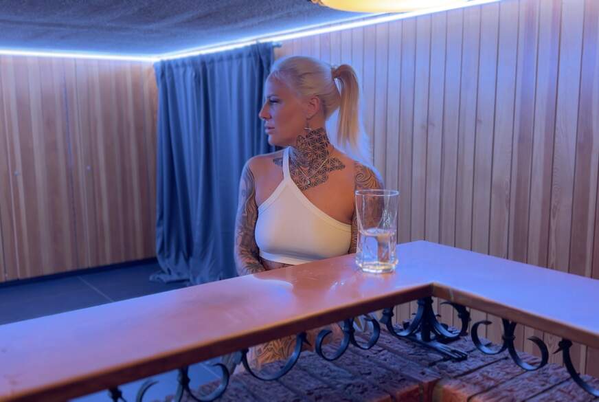 Lara-CumKitten: DREIST - Spontan A*******t mitten in der Bar