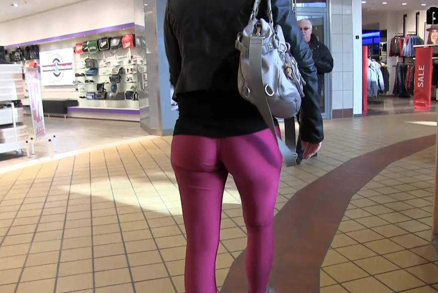 Public mit A**l Plug in Spandex Cameltoe Leggings von Lara-CumKitten pic3