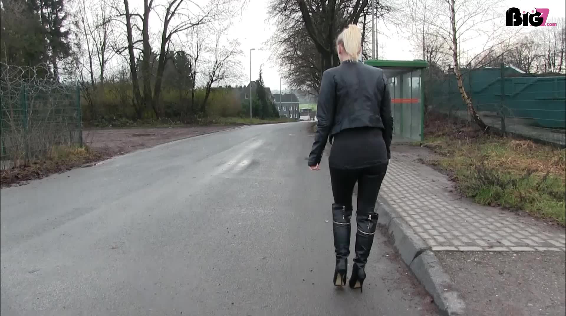 An einer öffentlichen Bushaltestelle habe ich mir einfach die Leggings runter gezogen und meine volle Blase mitten auf der Bank entleert. Es kam ziemlich viel und alles war klatsch nass. Na, bekommst du bei dem Anblick Lust auf meine blanke nasse Muschi? Ich halte sie extra für dich auf...
